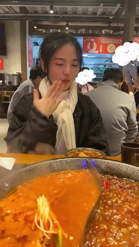 大冷天,请同学的姐姐吃火锅