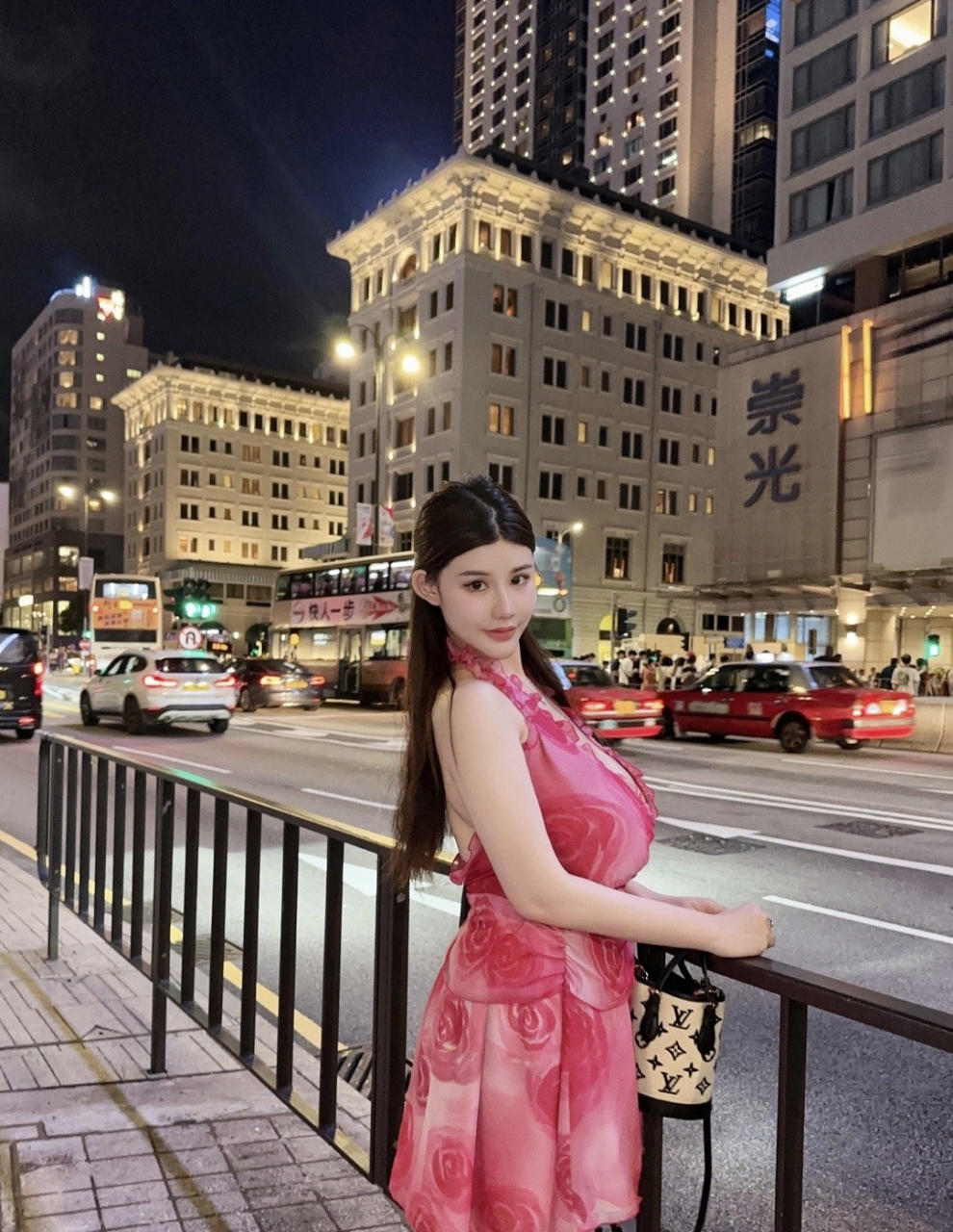 后面是崇光百货吗?