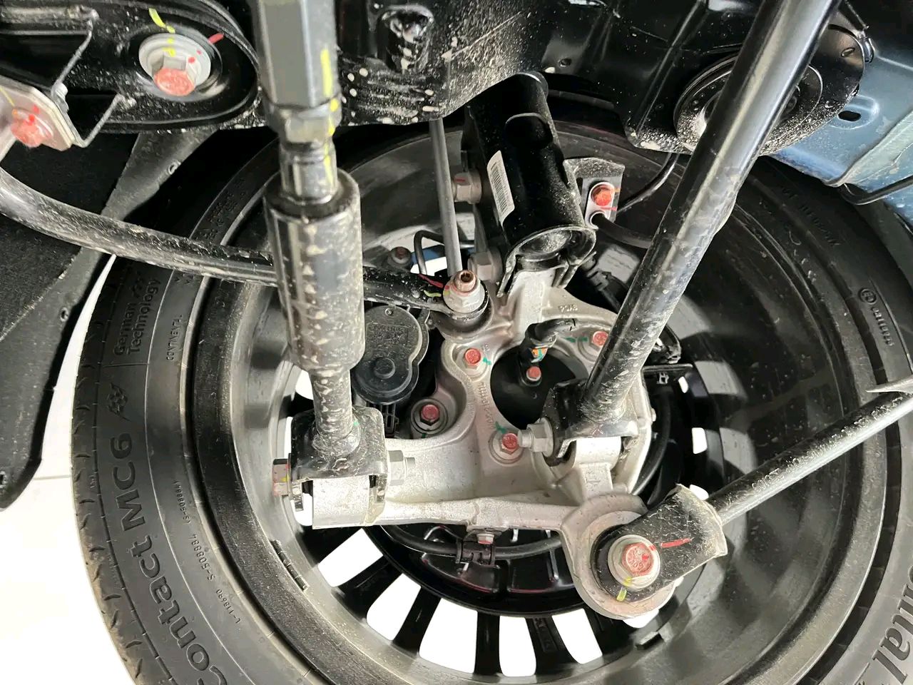 比亚迪汉的三连杆真是廉价"筷子悬挂"?实际比宝马5更舒服!