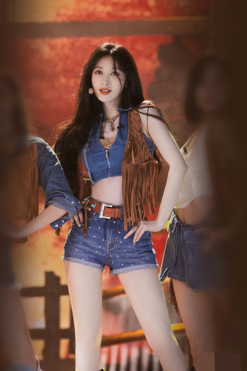 张俪乘风破浪穿牛仔短裤流苏潇洒甩起,满屏大长腿!