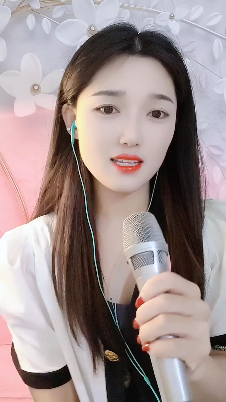 美女深情演唱歌曲《梦里水乡》,人美歌甜超好听