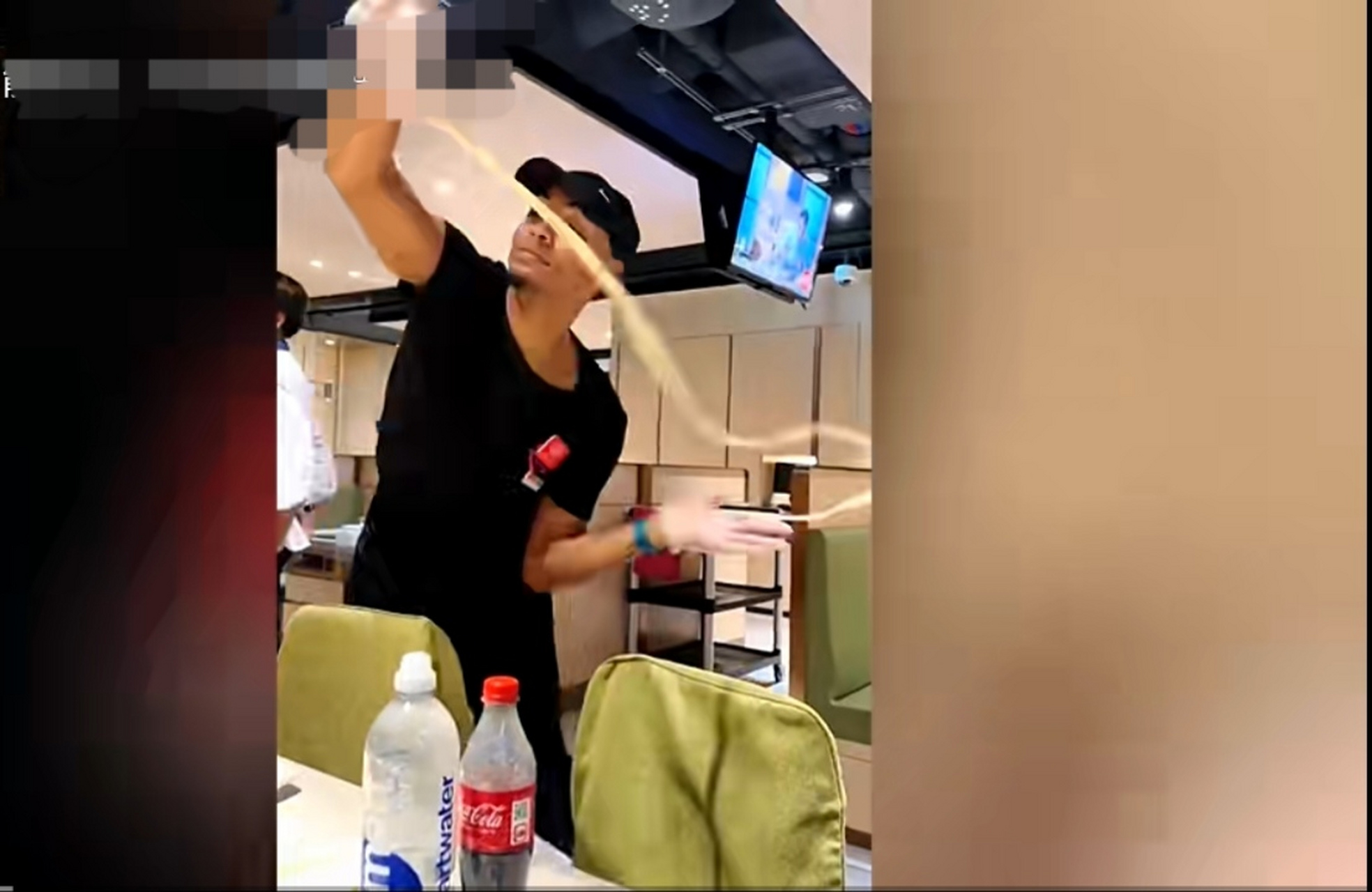 一名外国男子在海底捞甩面,动作熟练,轻松,赢得很多人赞许的目光.