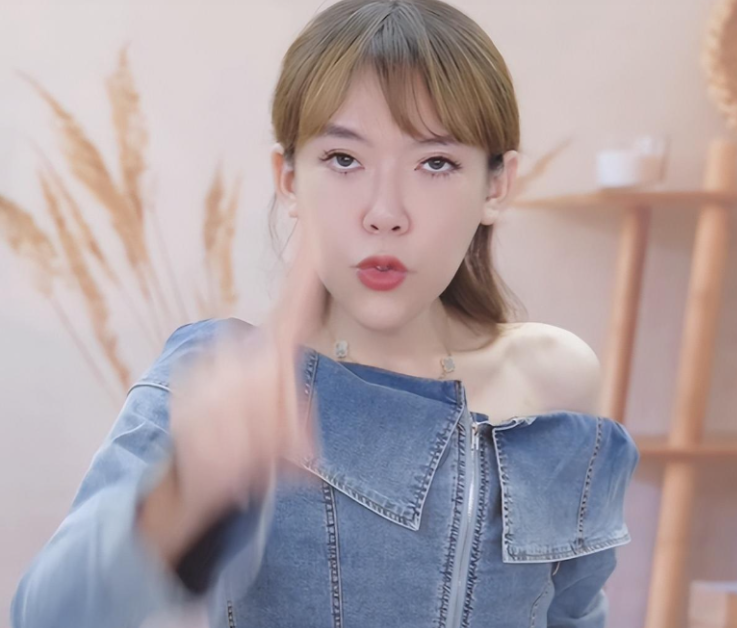 浪胃仙暴瘦70斤成纸片人!吃播竟瘦如竹竿恐患病,爱穿女装恐变性