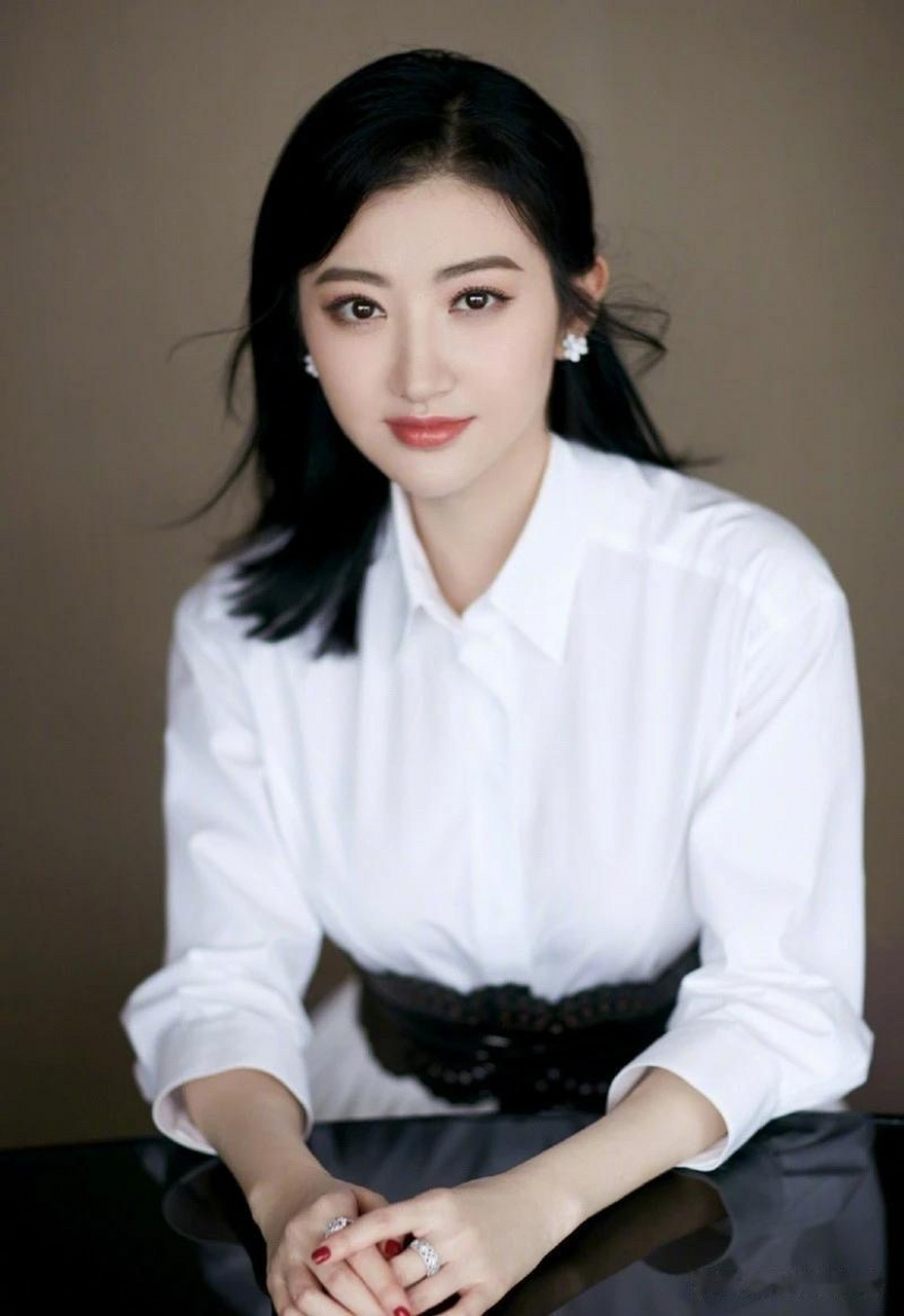 景甜,国内知名女演员,以其才华横溢和美貌惊艳著称.