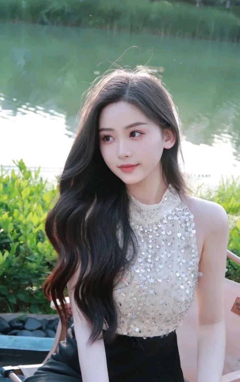 长发及腰的大波浪发型美少女,集清纯唯美与妩媚动人于一身,谁会不喜欢