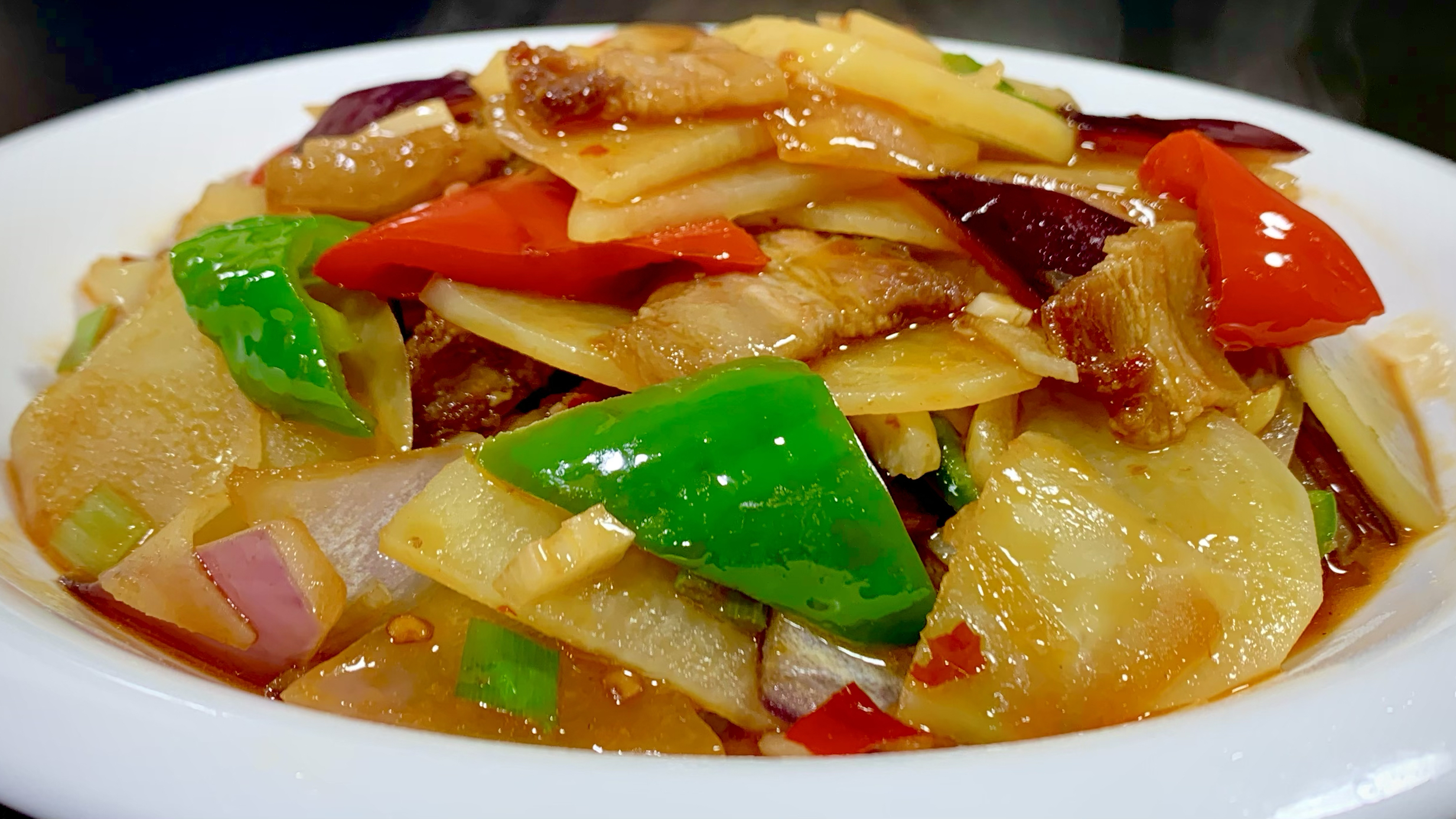 土豆搭配洋葱，没想到岀锅以后那么好吃，清香爽口，营养又美味