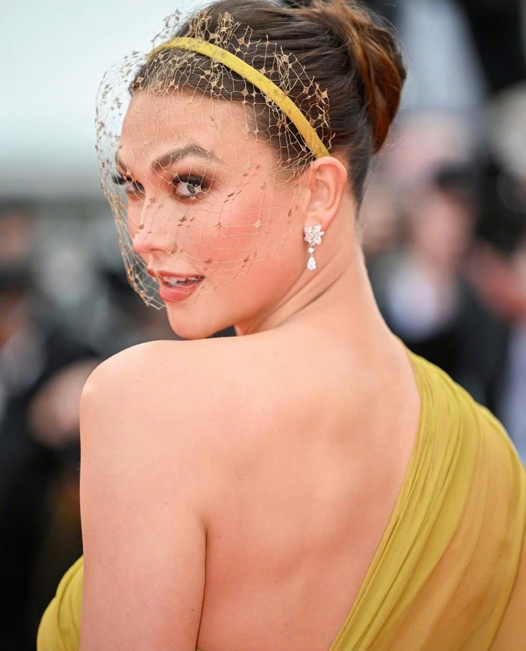 超模karlie kloss身穿dior 2020春夏高定系列,亮相第76届戛纳电影节