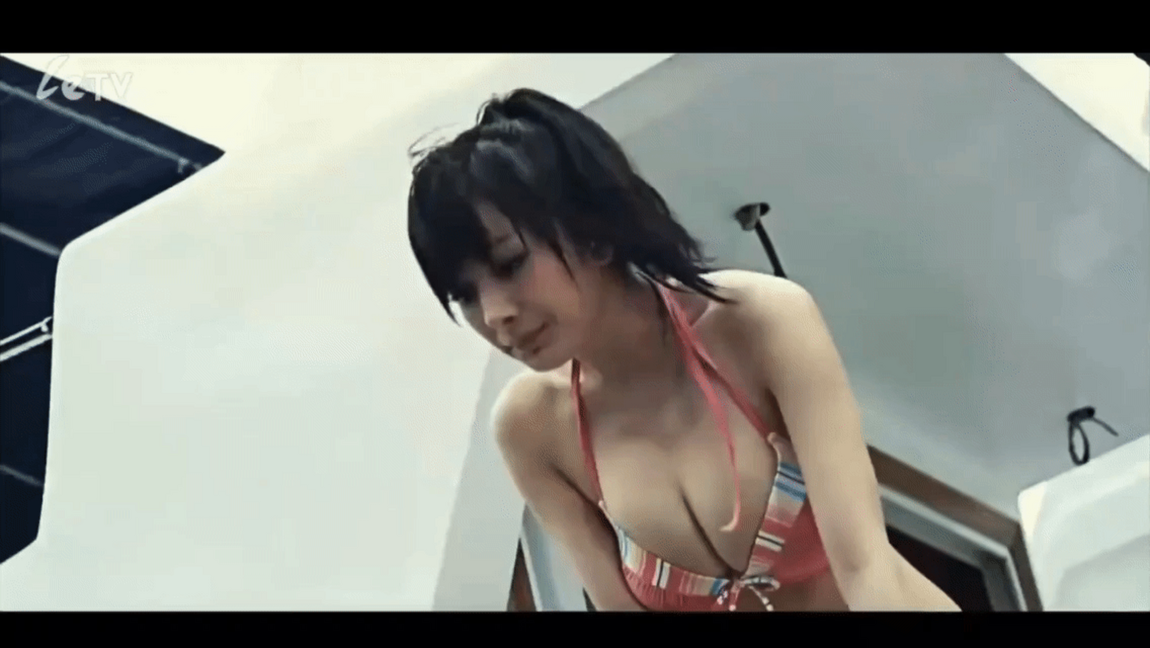 简单的做了几张动图,都是杨幂2011年电影《孤岛惊魂》泳装片段,不得不