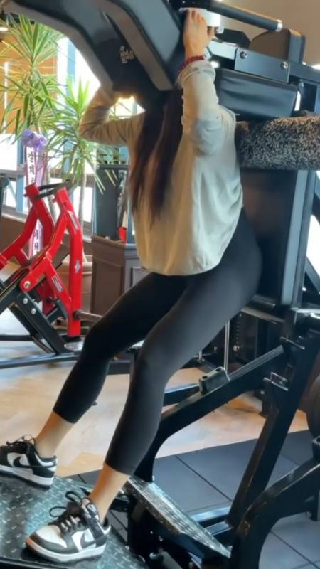 健身小姐姐,腰部线条完美,身材迷人-度小视