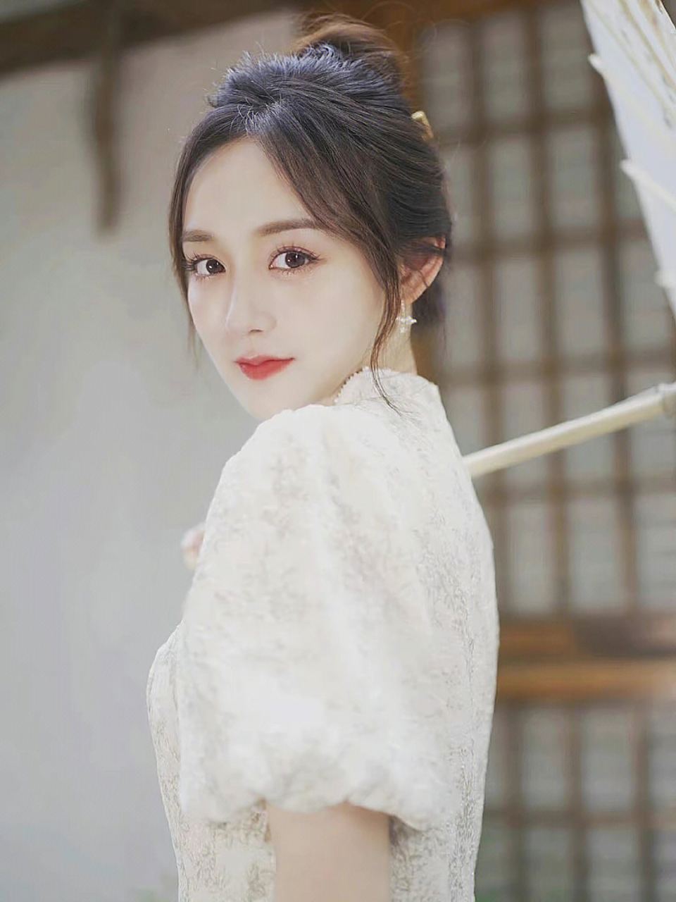 何泓姗真的好会打扮,一袭改良旗袍贵气典雅,精致时髦,真的好有古典