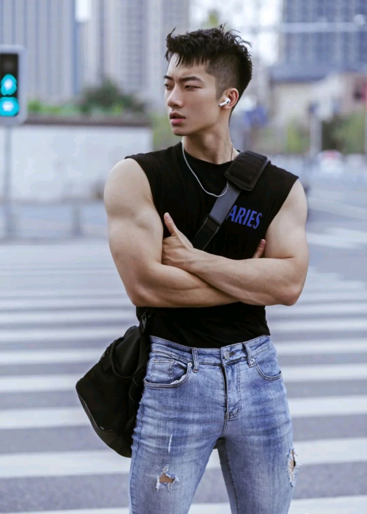 单眼皮酷帅类型的帅哥,看上去好严厉!