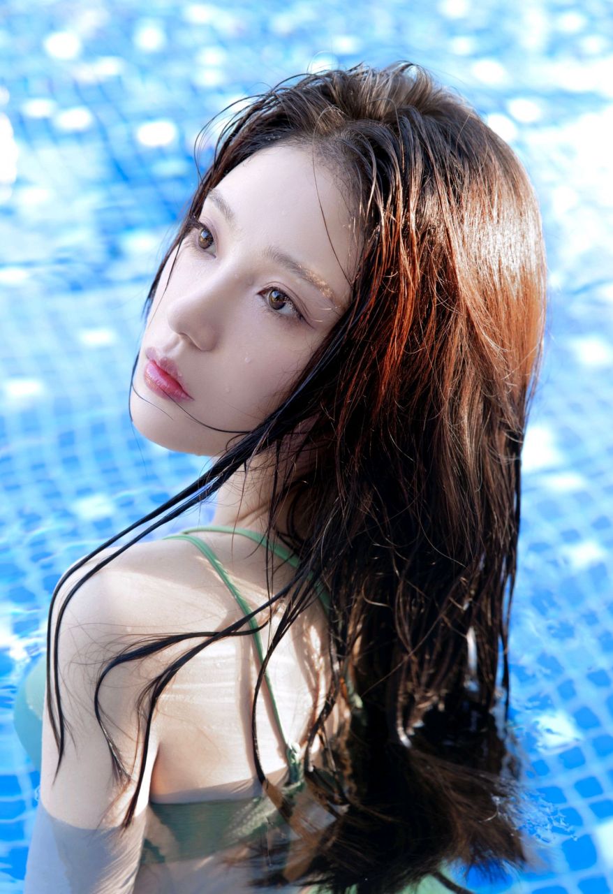 演员安泳畅夏日泳装写真