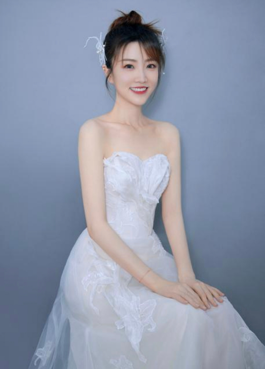 张纯烨是一位在主持界颇有成就的内地节目主持人,其优秀的表现和