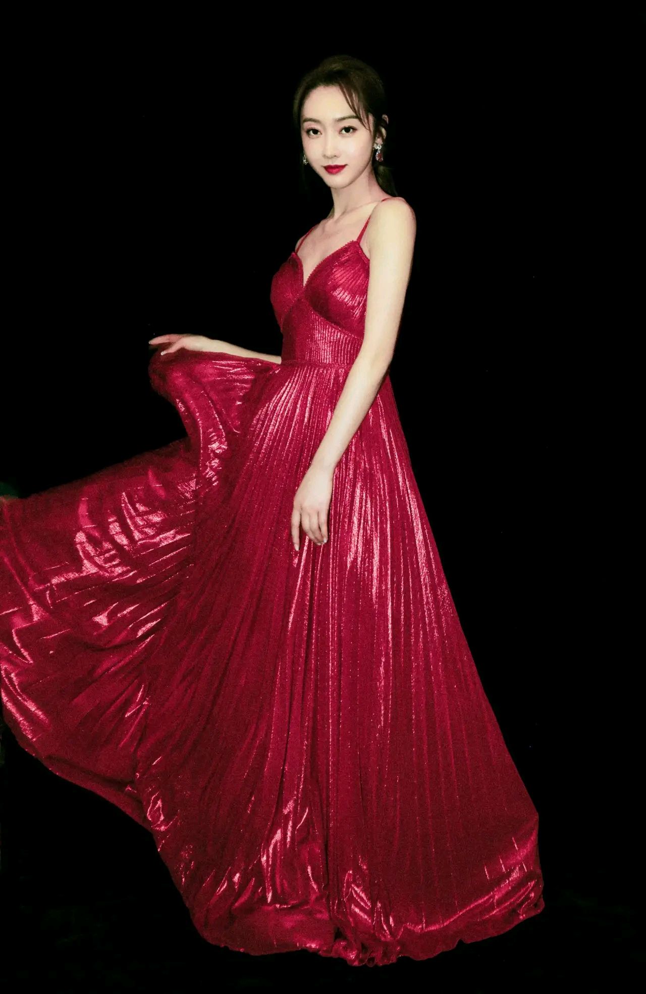 徐璐,一袭吊带红裙,格外性感