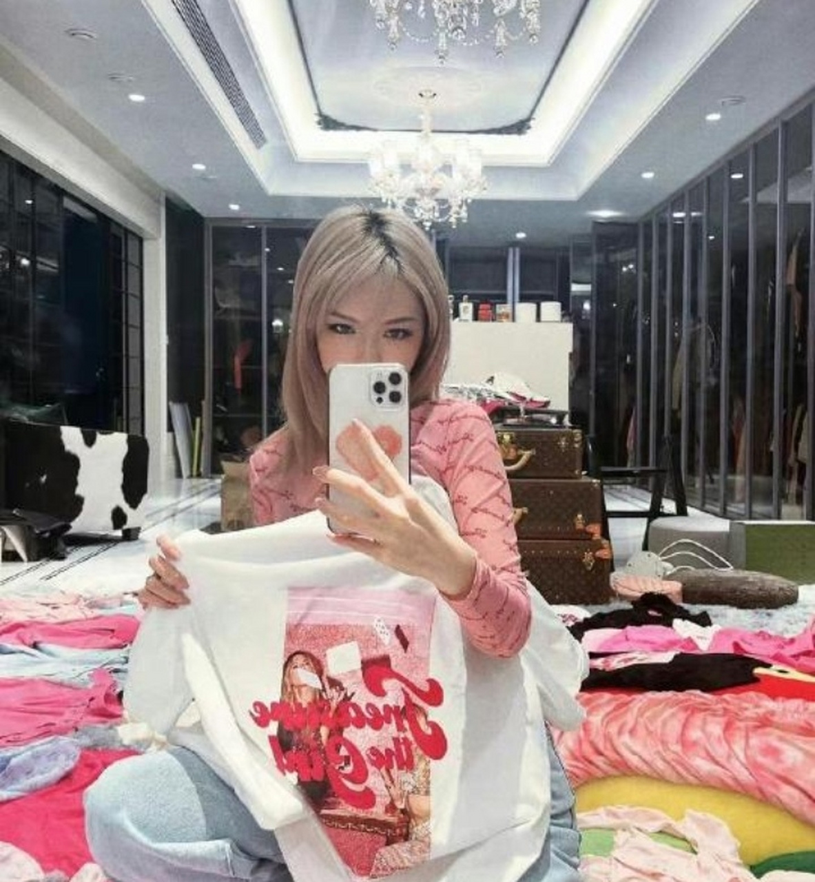 周扬青家真的很豪横啊,大别墅满地的衣服