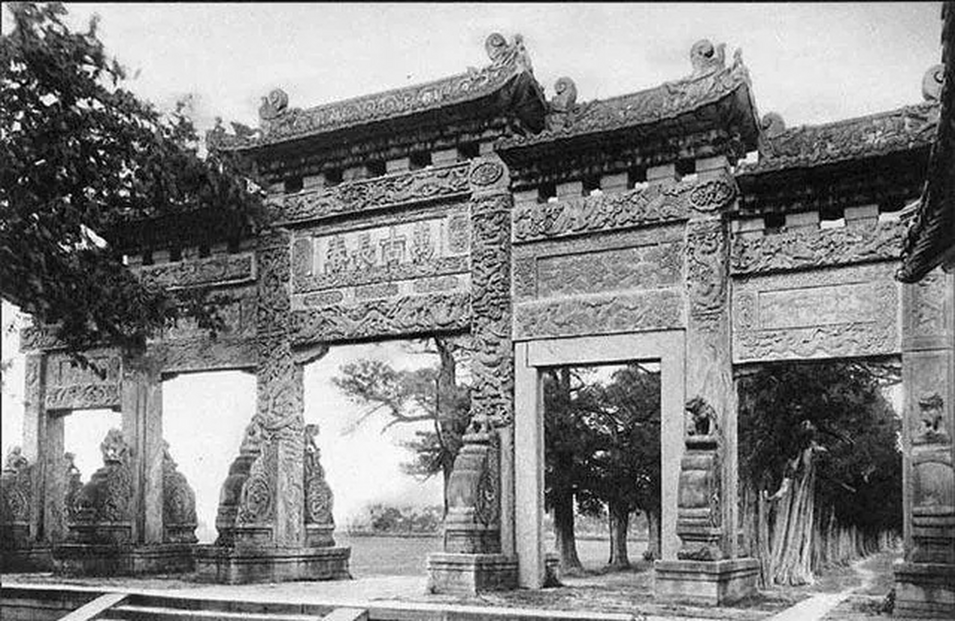 老照片  百年前的山东曲阜 孔林万古长春坊