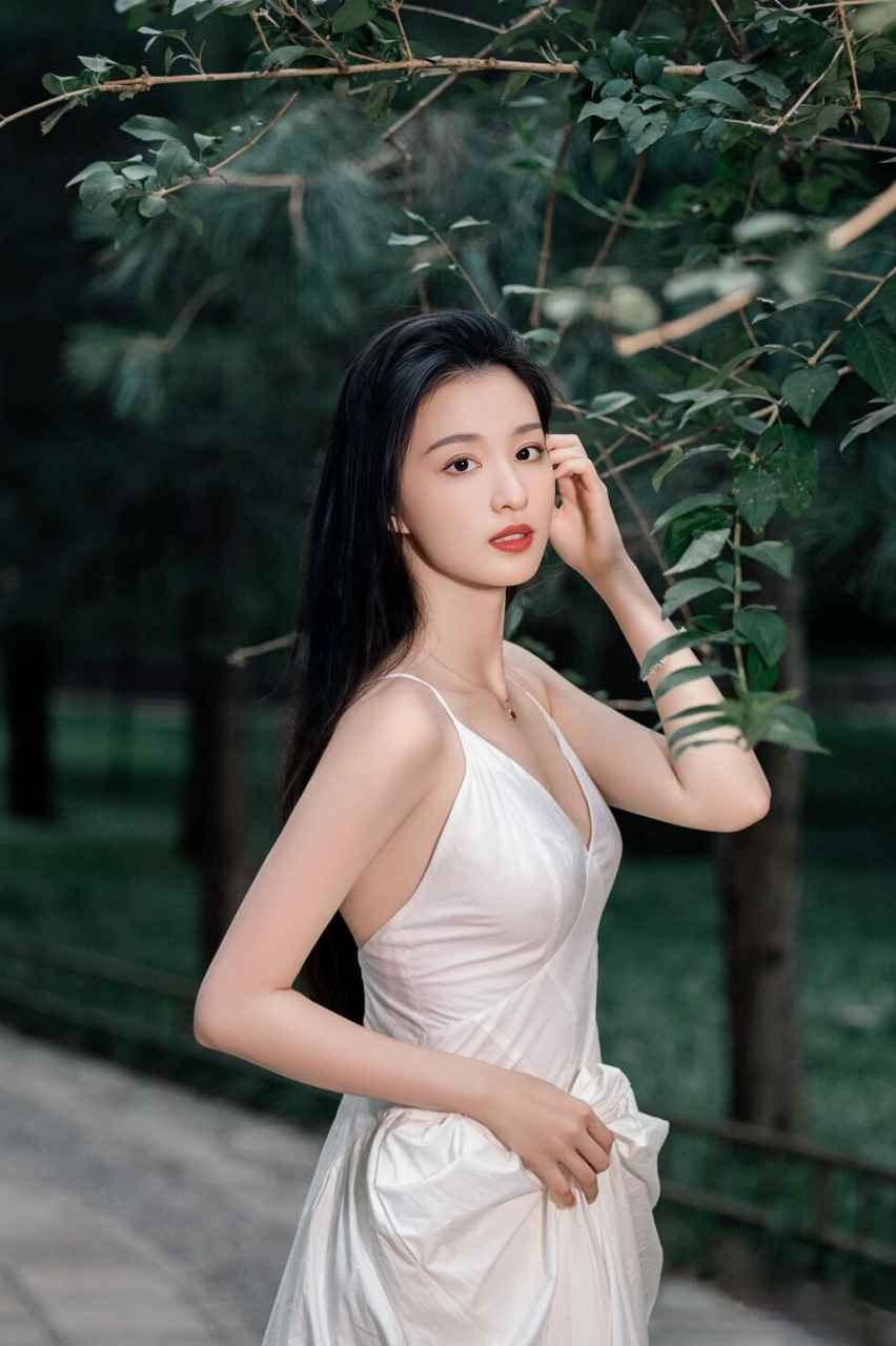 大美女王楚然一袭吊带连衣裙,尽显妖娆身姿,细肩带设计,展现出优美的