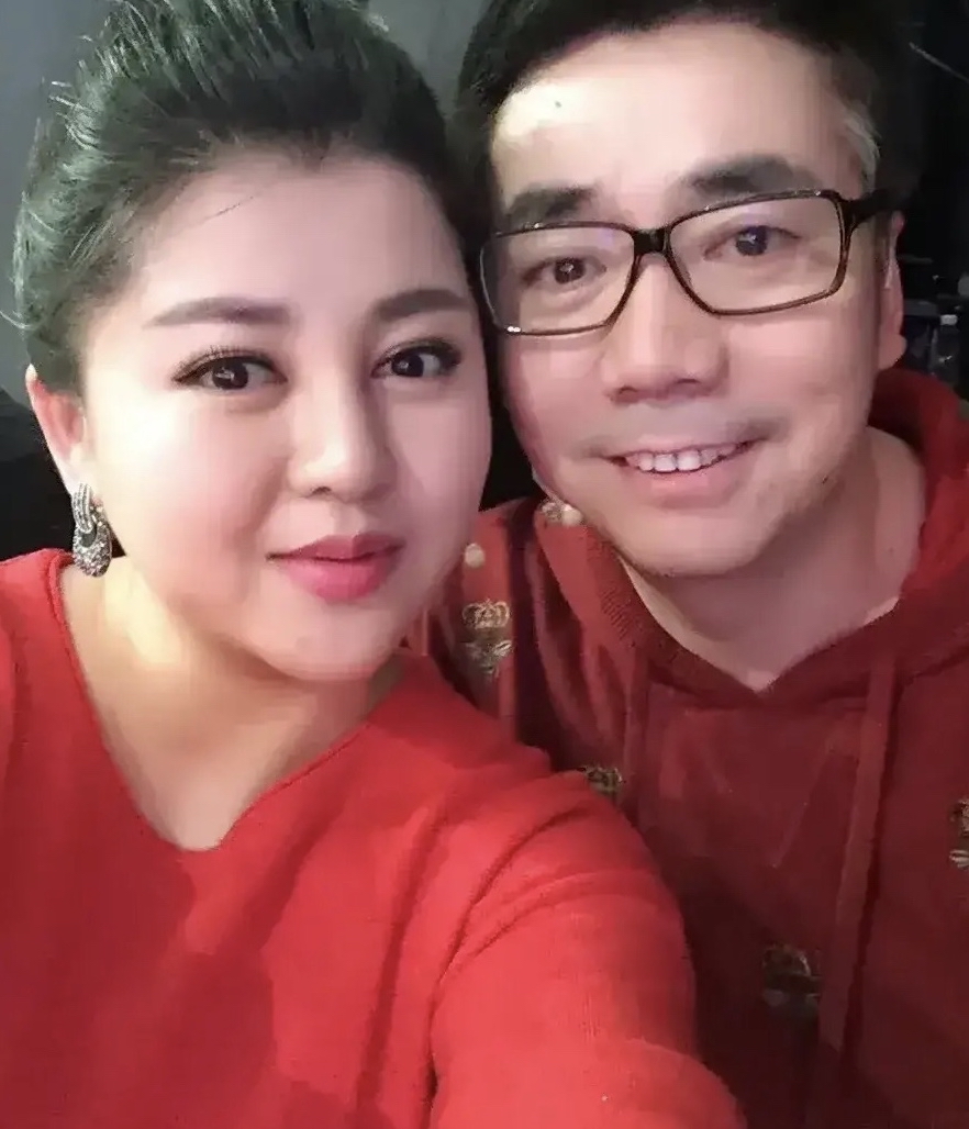 雪村的妻子俞晴,因身材过于丰满被称为"中国版梦露"