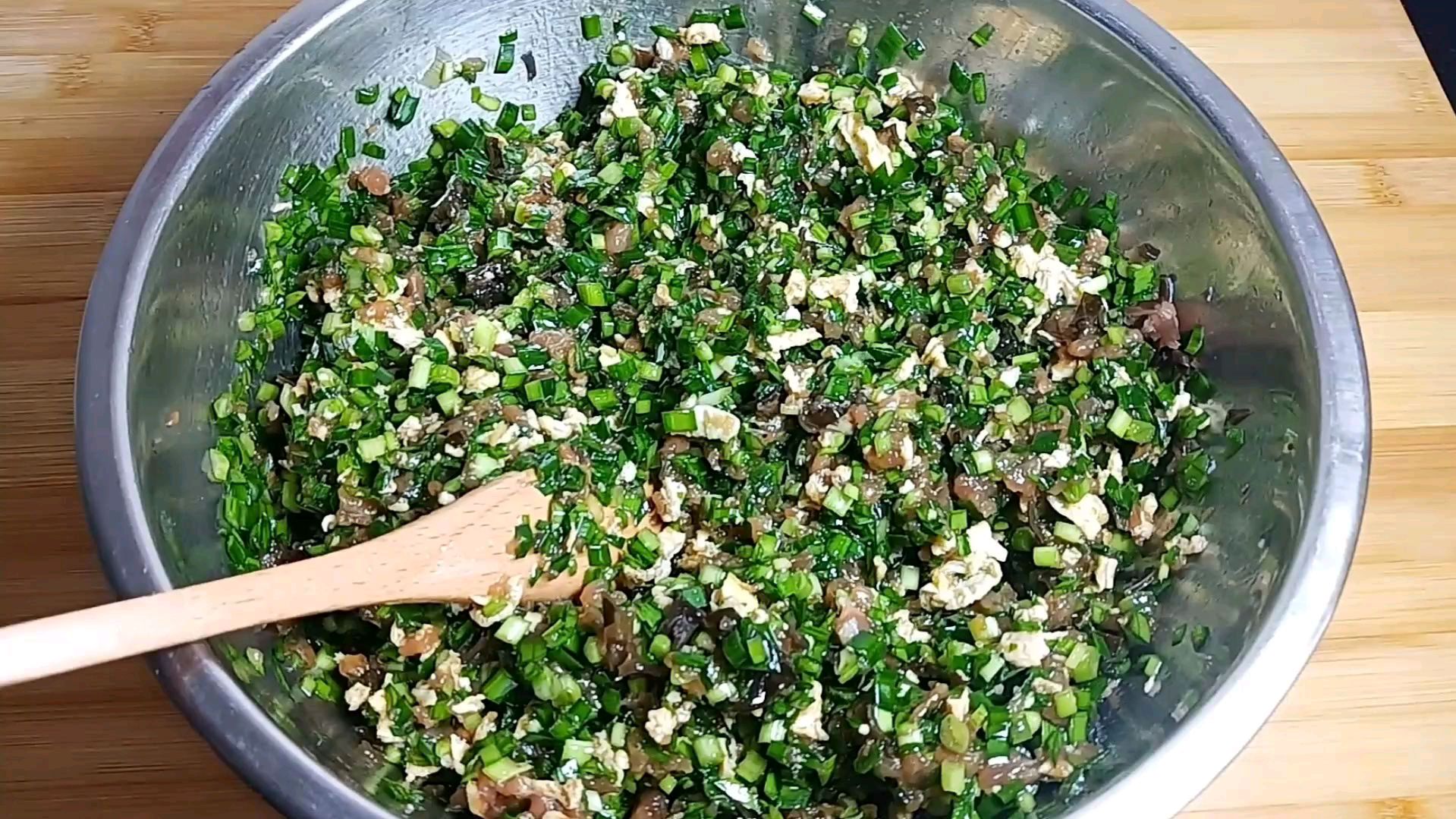 调韭菜肉馅饺子,10人9错,大厨教你一招,韭菜翠绿不出水