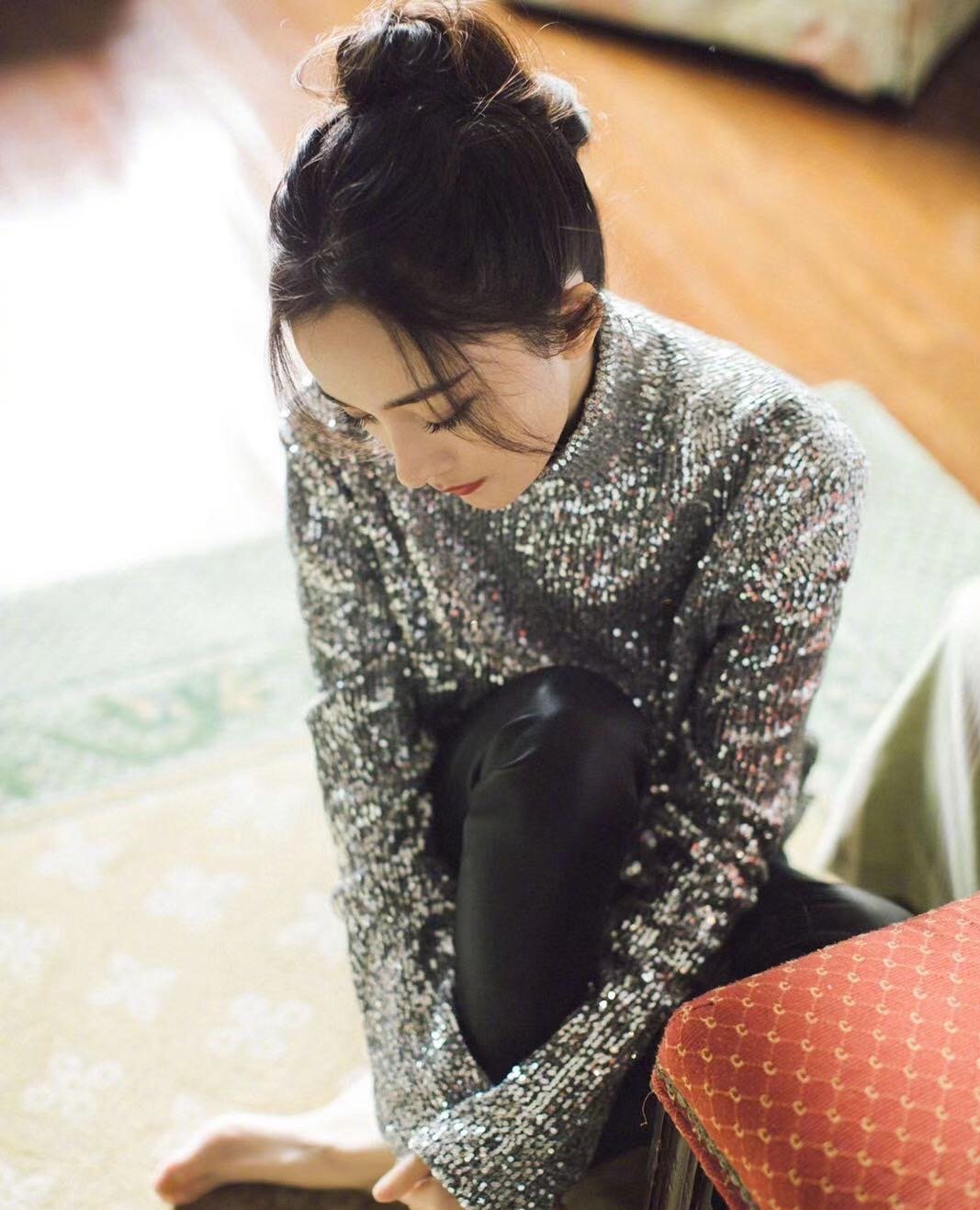 杨幂最新造型公开,钻石口罩搭配银色亮片毛衣,这个女人太绝了!