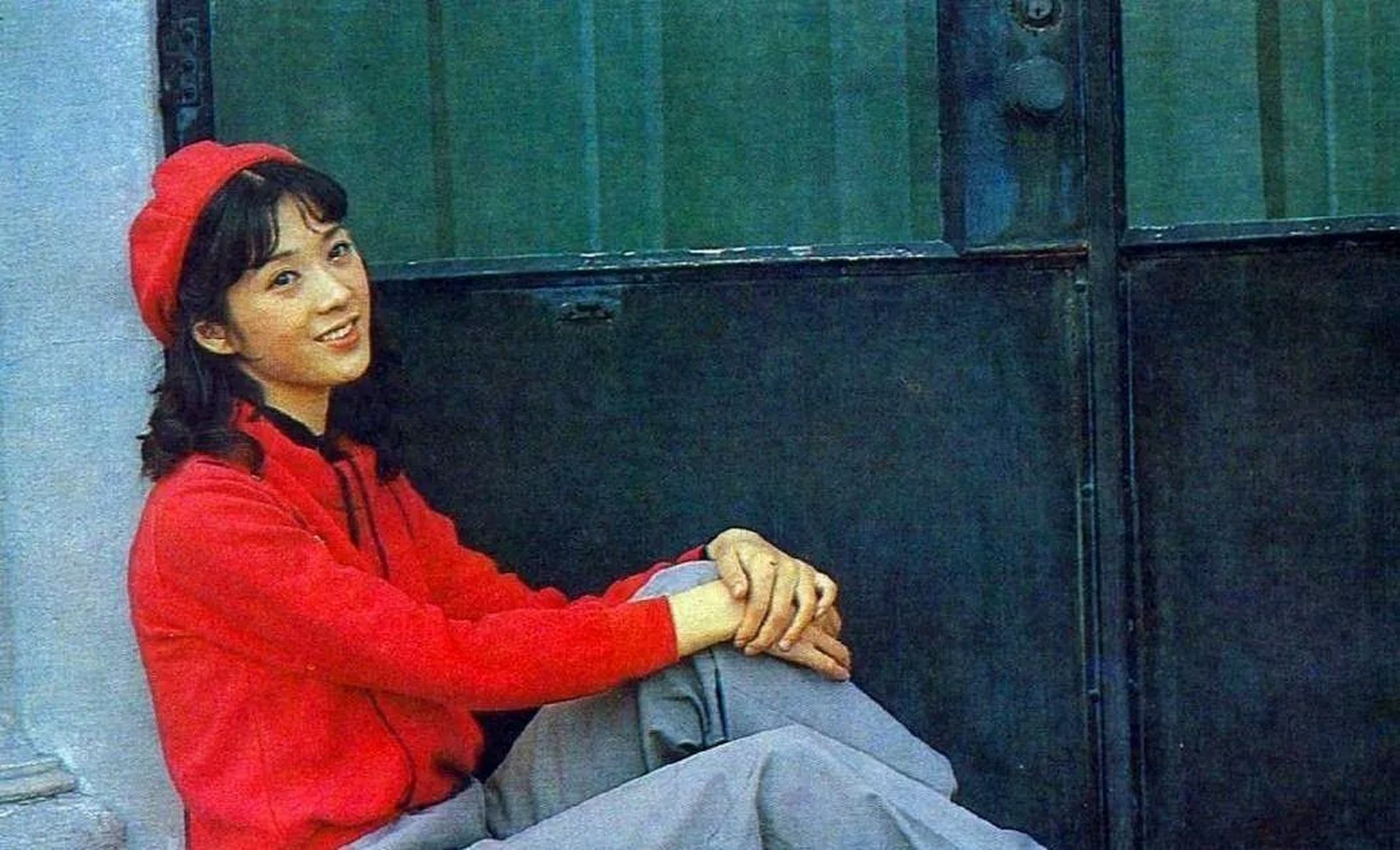 1983年,年仅25岁的"女流氓"翟曼霞跪在刑场等待被枪决,行刑前她突然