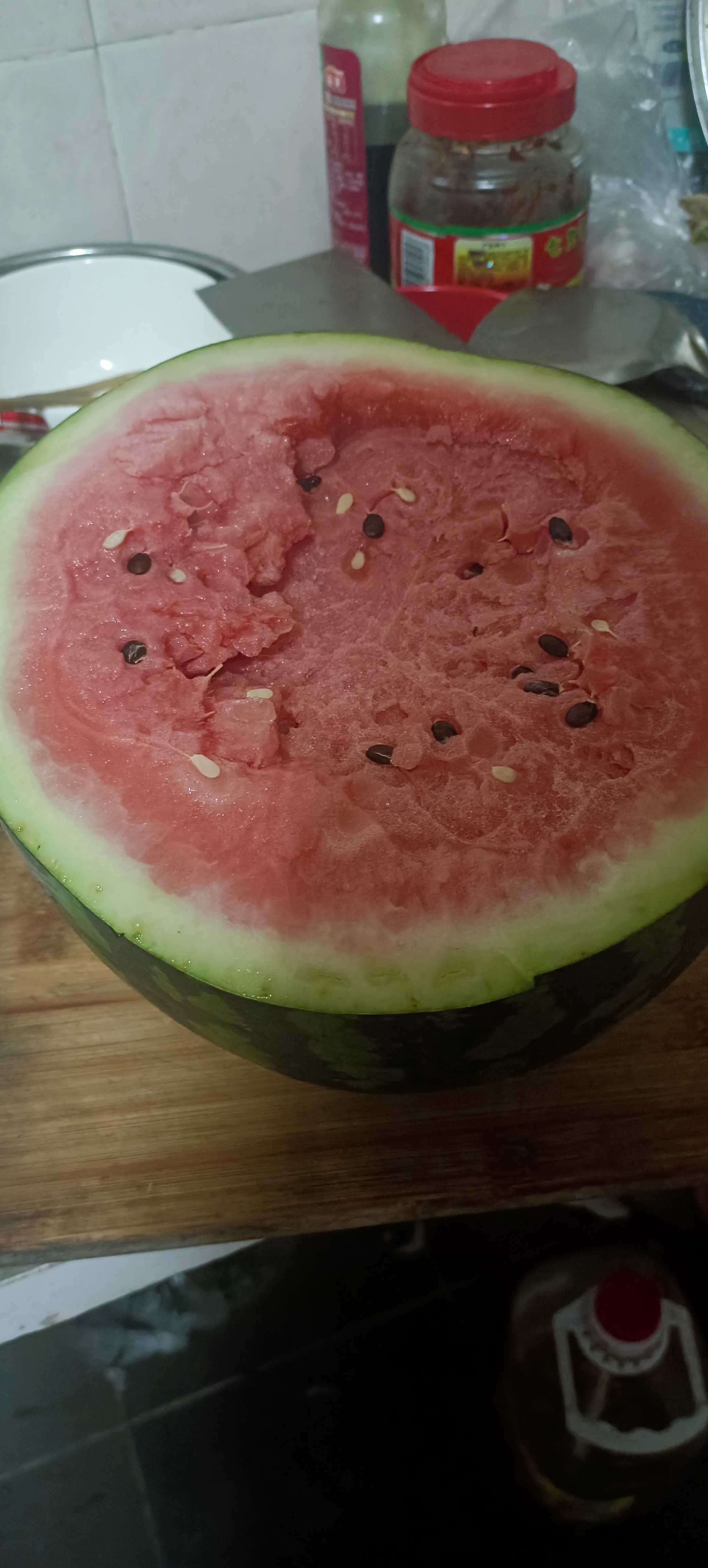 去路边摊贩买了半个西瓜,看着颜色很好,外皮也新鲜.