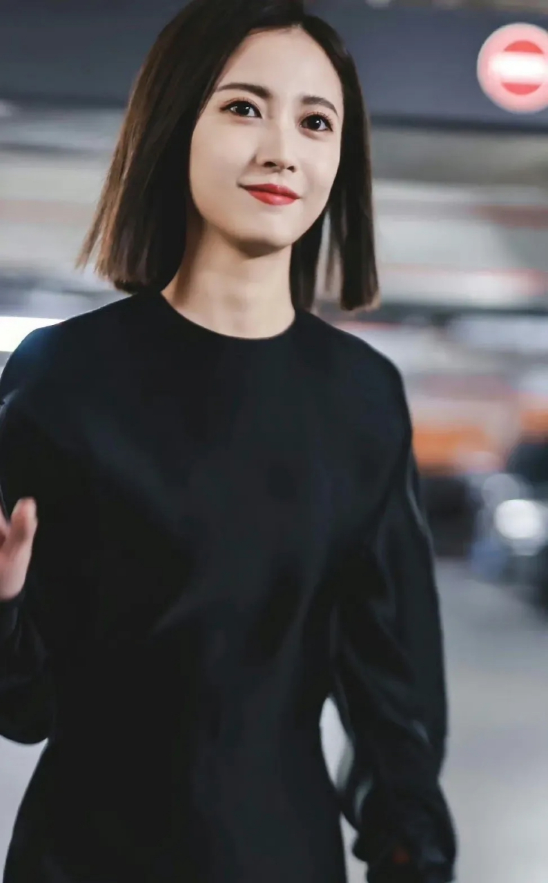 陈钰琪穿黑色连衣裙走机场,又美又飒