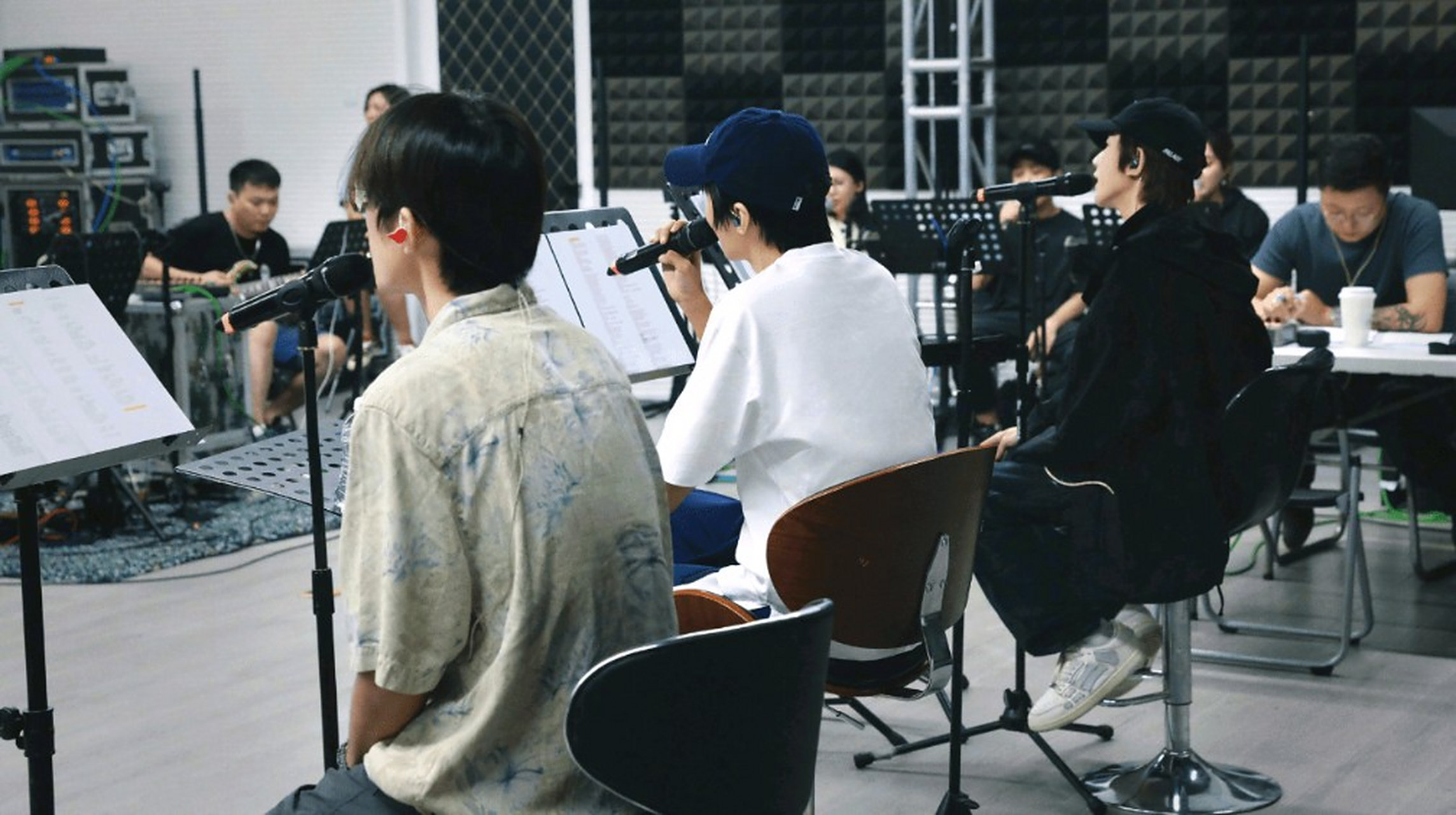 8月3日,tfboys官方晒出了十周年演唱会排练花絮照,王俊凯,王源,易烊