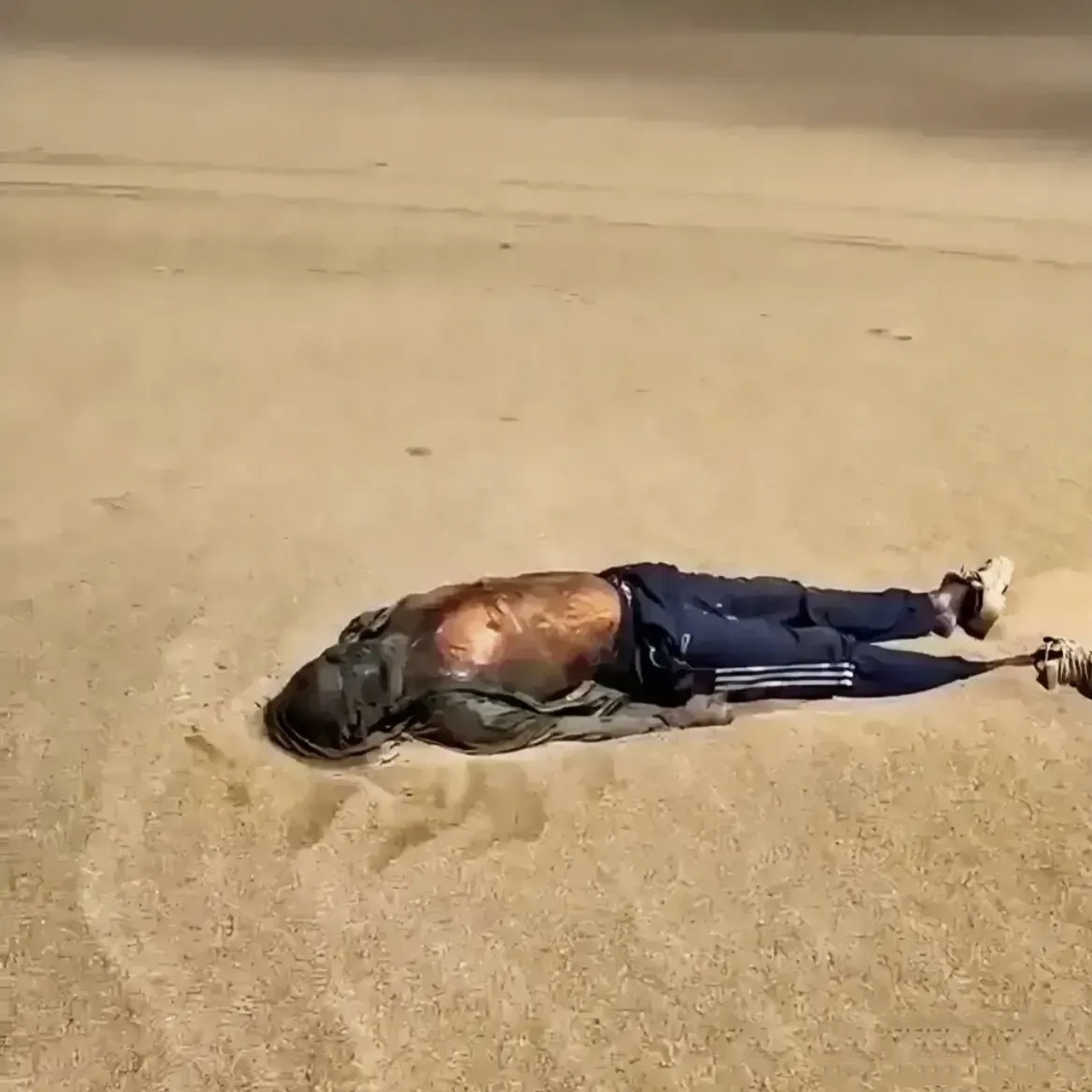 几个不知道天高地厚的年轻人在罗布泊无人区被烤焦了,尸体惨不忍睹.