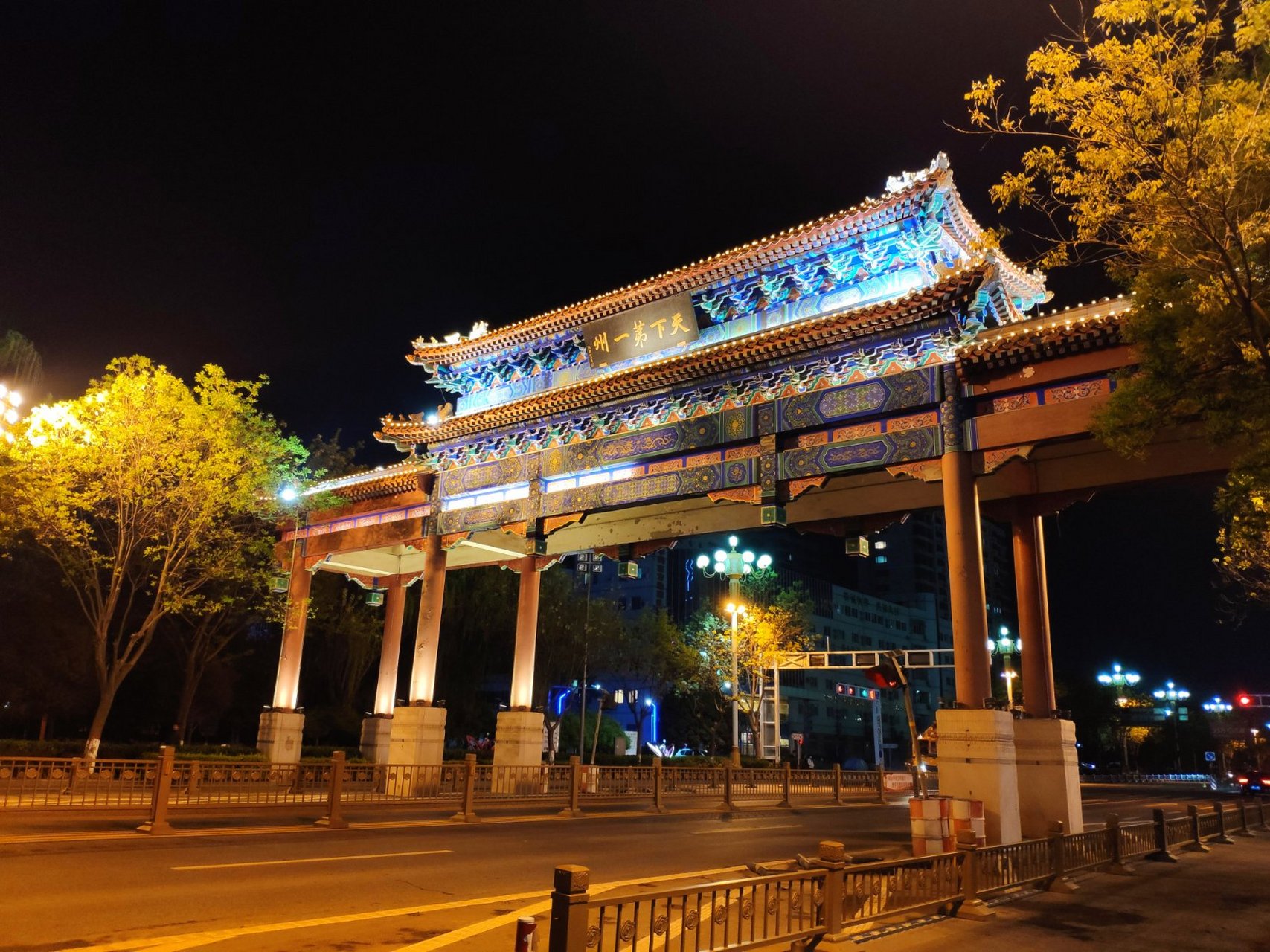 今天路过天下第一州大牌楼的时候发现围上了脚手架,大牌楼终于要拆了