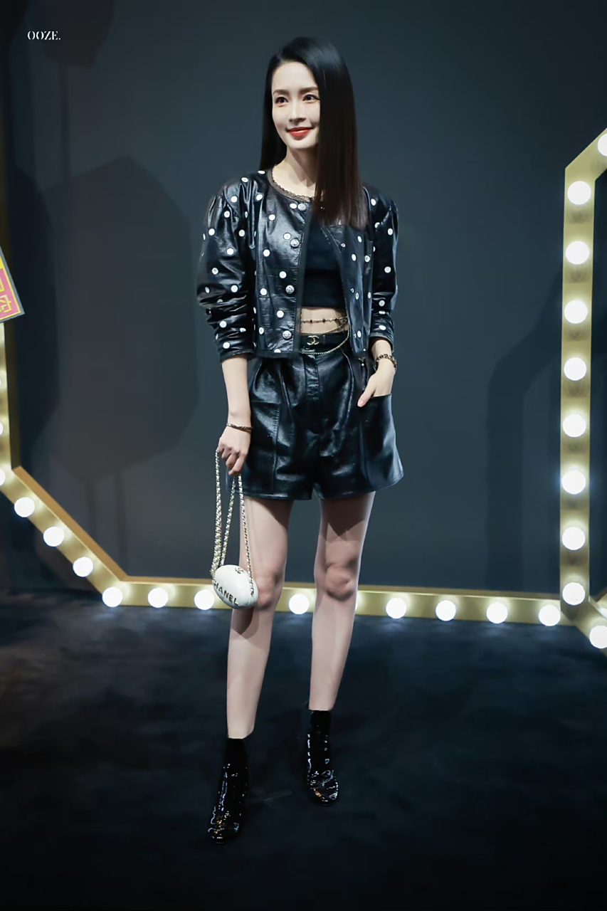 李沁黑长直配上波点皮衣造型,又酷又飒,笑容甜美可爱～ #李沁# #明星