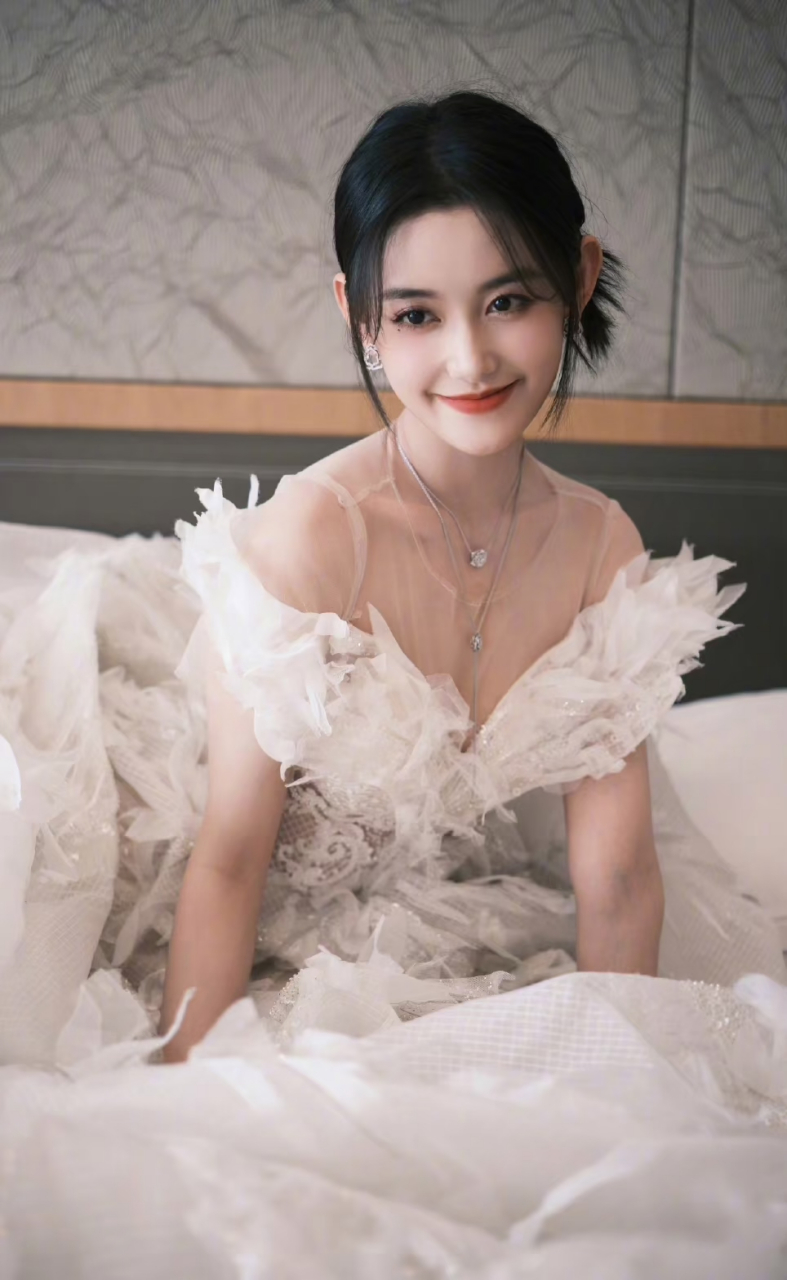 风格百变的蒋依依,成熟风vs甜美风,你们觉得那个更养眼?