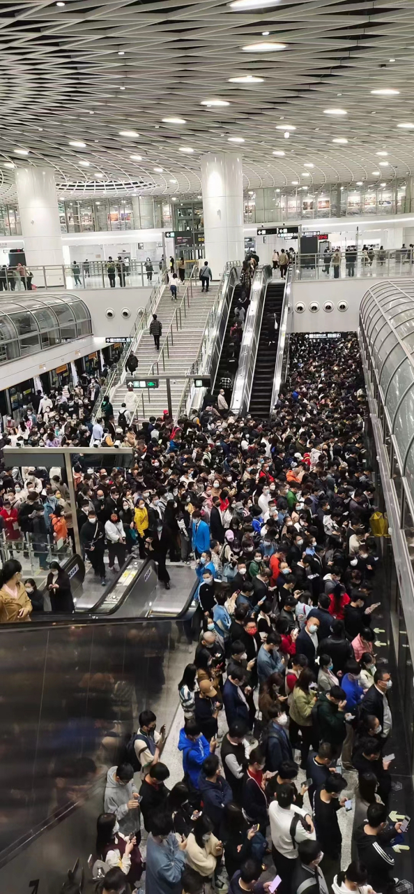 虽然早晨的地铁很拥挤,虽然连续三次都没挤上车,但是只要努力,终究