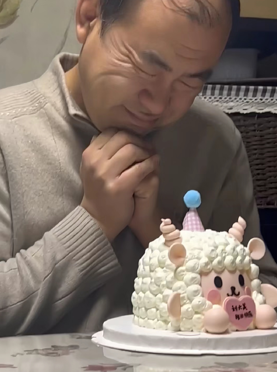 过生日订了个生日蛋糕许愿,爸爸的表情是模仿到了精髓啊