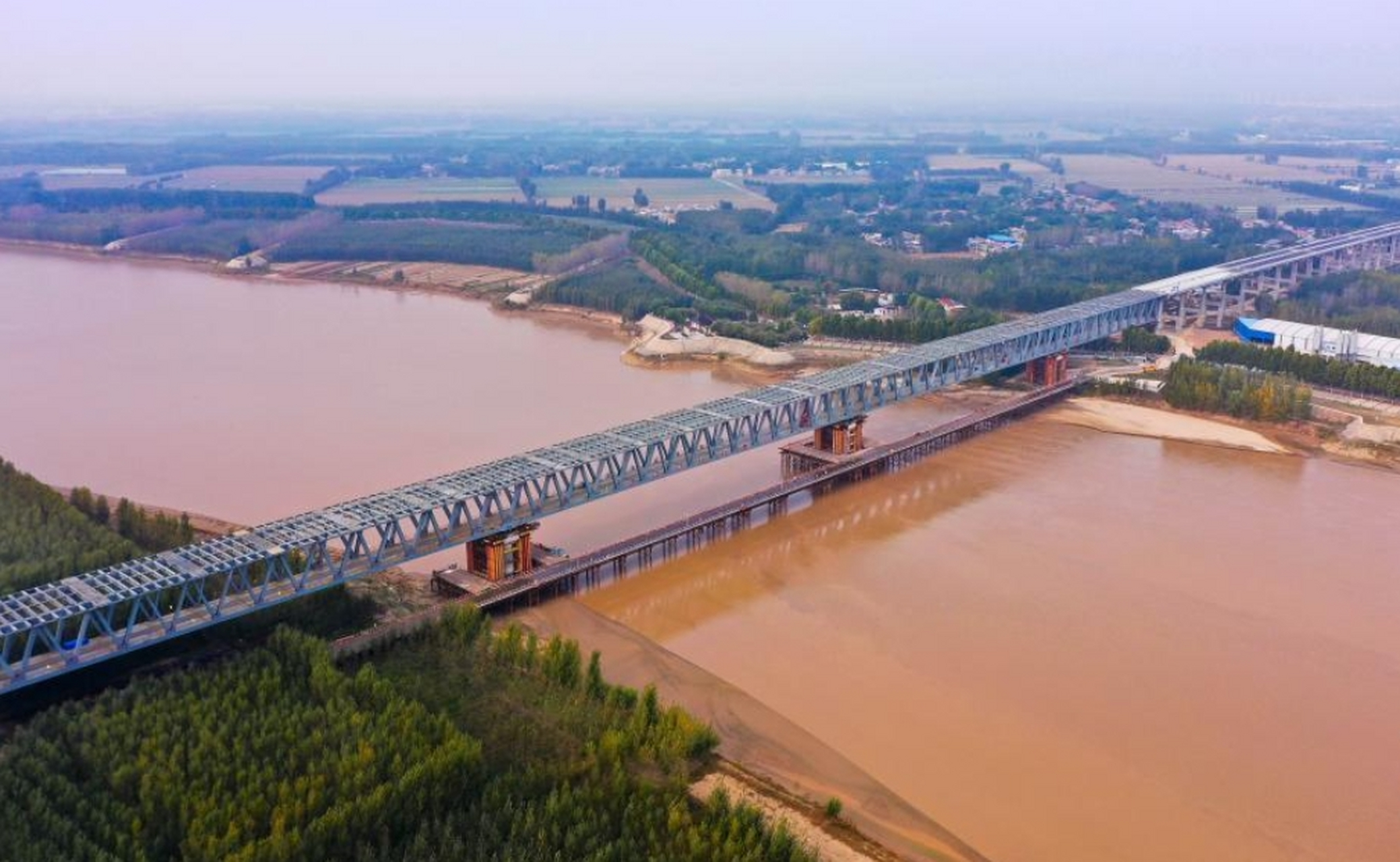 聊泰铁路正线全长129.98公里,通车后两地将实现火车直达.