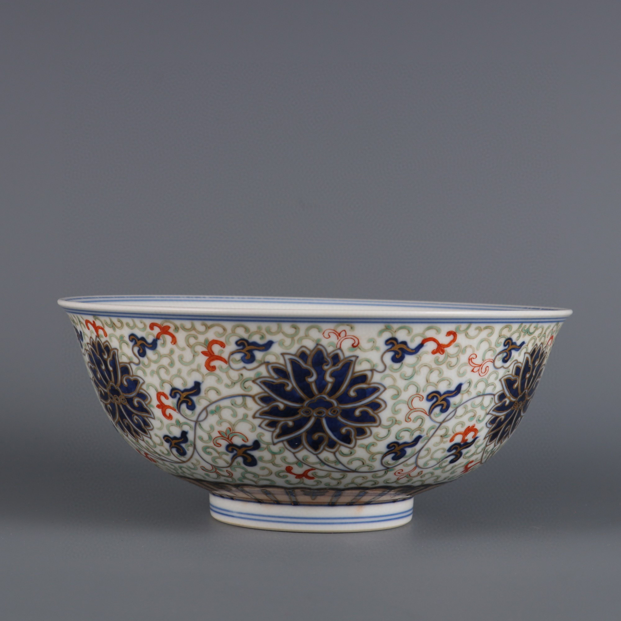 清光绪年制青花加彩描金缠枝莲碗           尺寸:高度7.5㎝口径17.