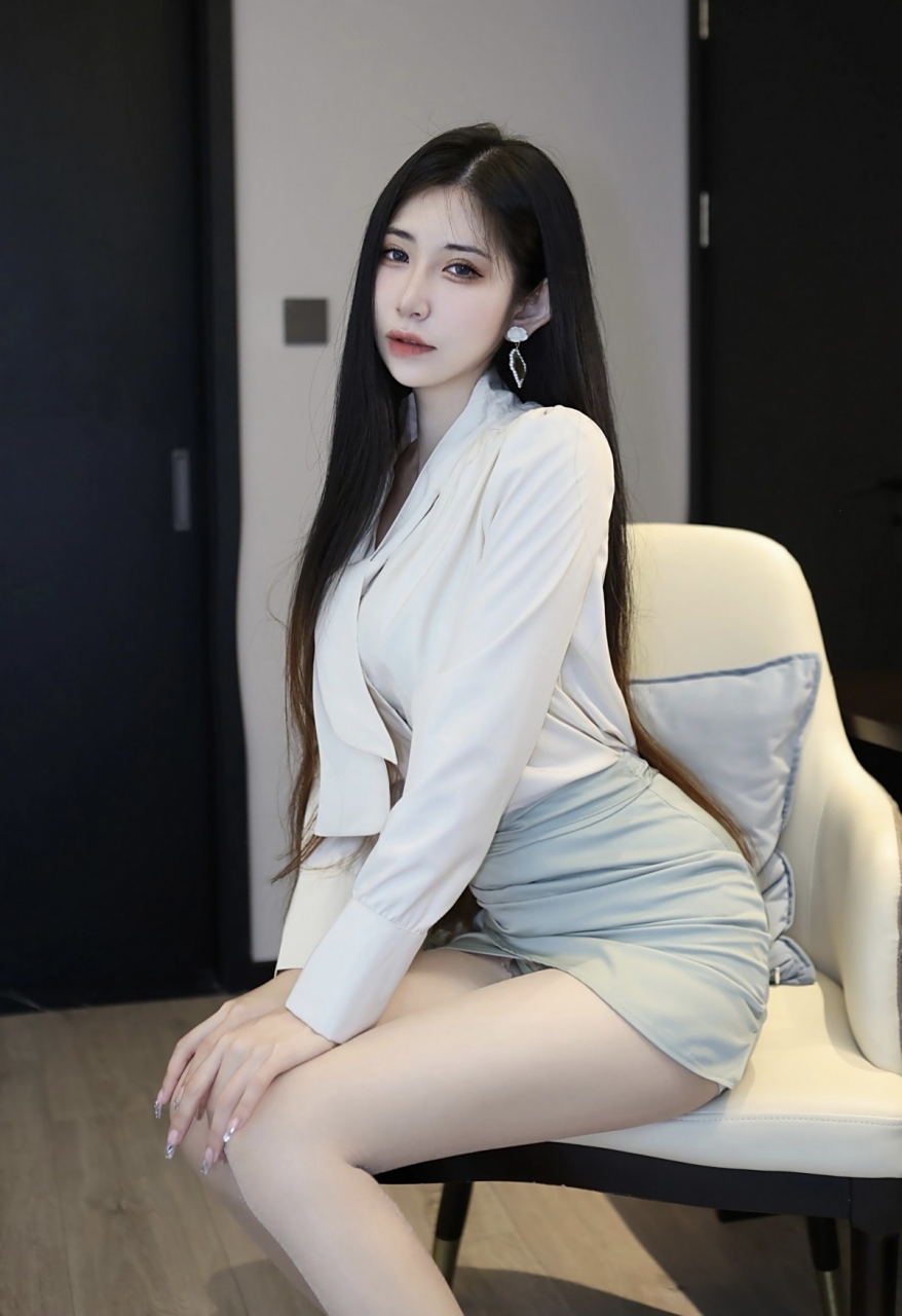 模特依娜性感浅色上衣配灰绿短裙完美写真#美女# #模特