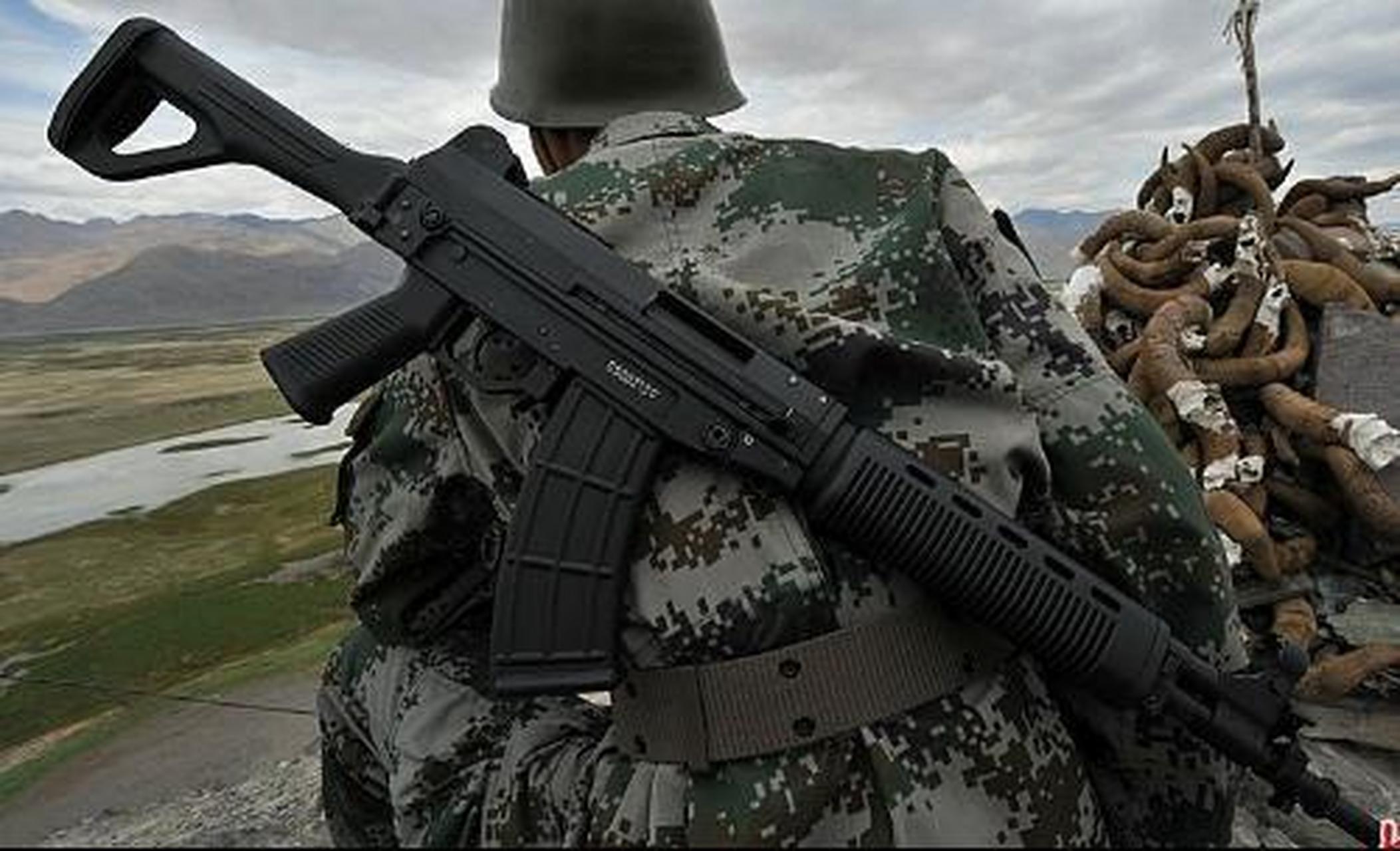 持有这一想法的人也很容易理解,95式自动步枪的前辈81式自动步枪采用