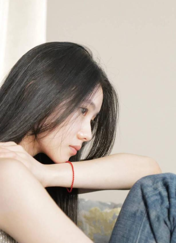 刘浩存晒夏日对镜自拍,银色背心配牛仔裤随性纯欲