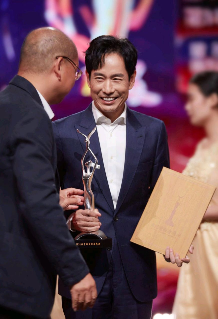 成泰燊(shen)凭借《巡回检察组》中米振东的塑造被提名第31届金鹰奖最