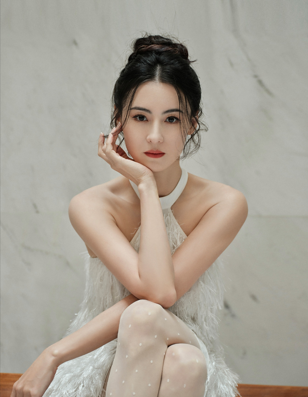 张柏芝白色挂脖羽毛长裙美图