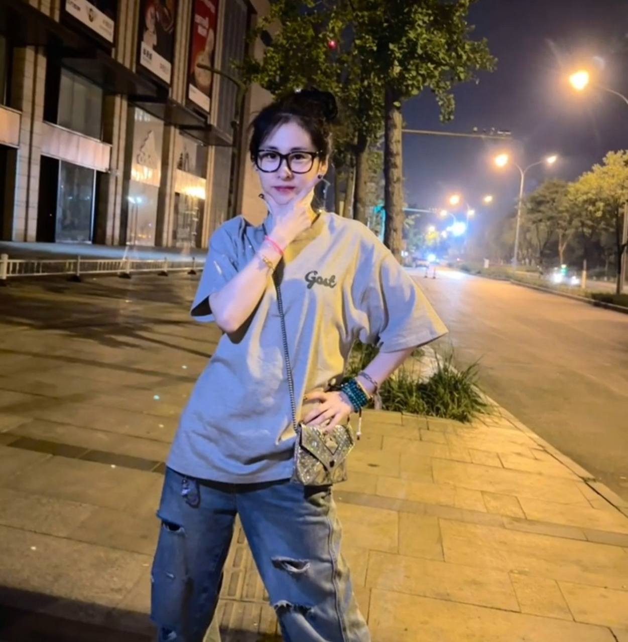 张碧晨晒生活照太活泼,她和助理晚上逛街十分放松,穿着破洞牛仔裤和