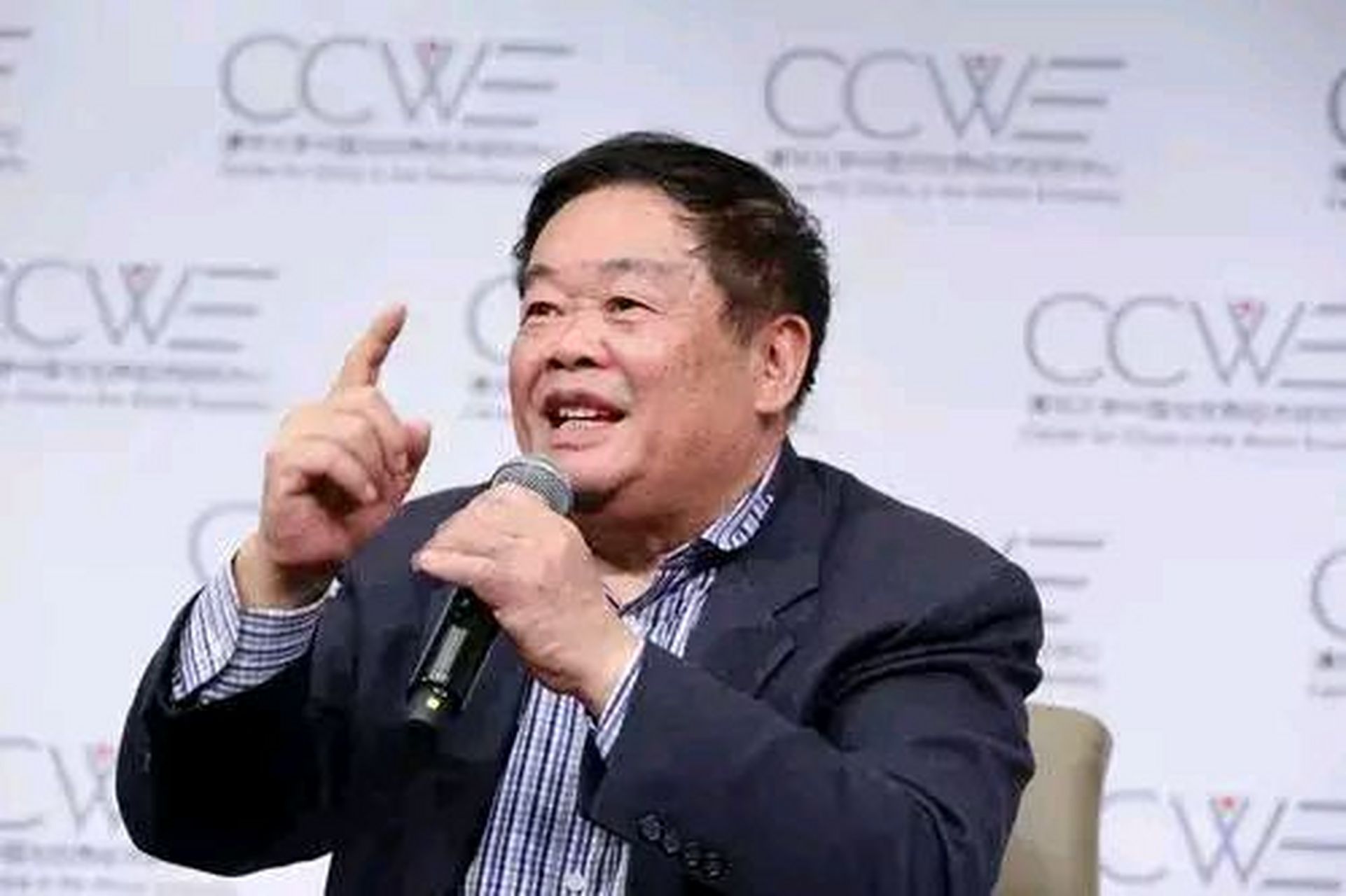 2001年,市领导找曹德旺借7500万元,并以3座收费站5年的经营权为交换.