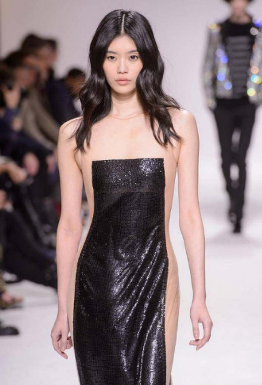 奚梦瑶走秀,造型独特,全靠身材撑气场!
