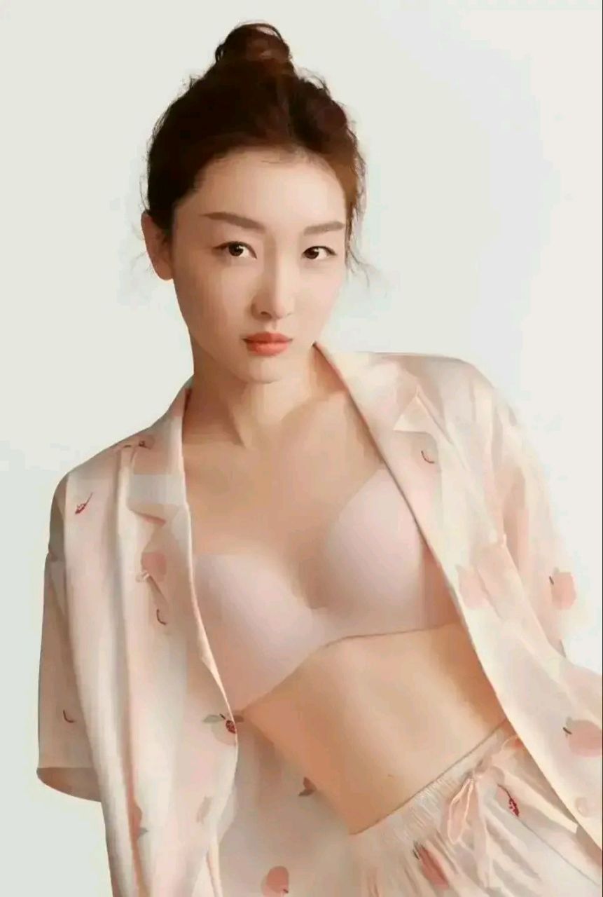 这是哪个品牌方啊,居然找周冬雨代言内衣广告  最近,一则关于周冬雨