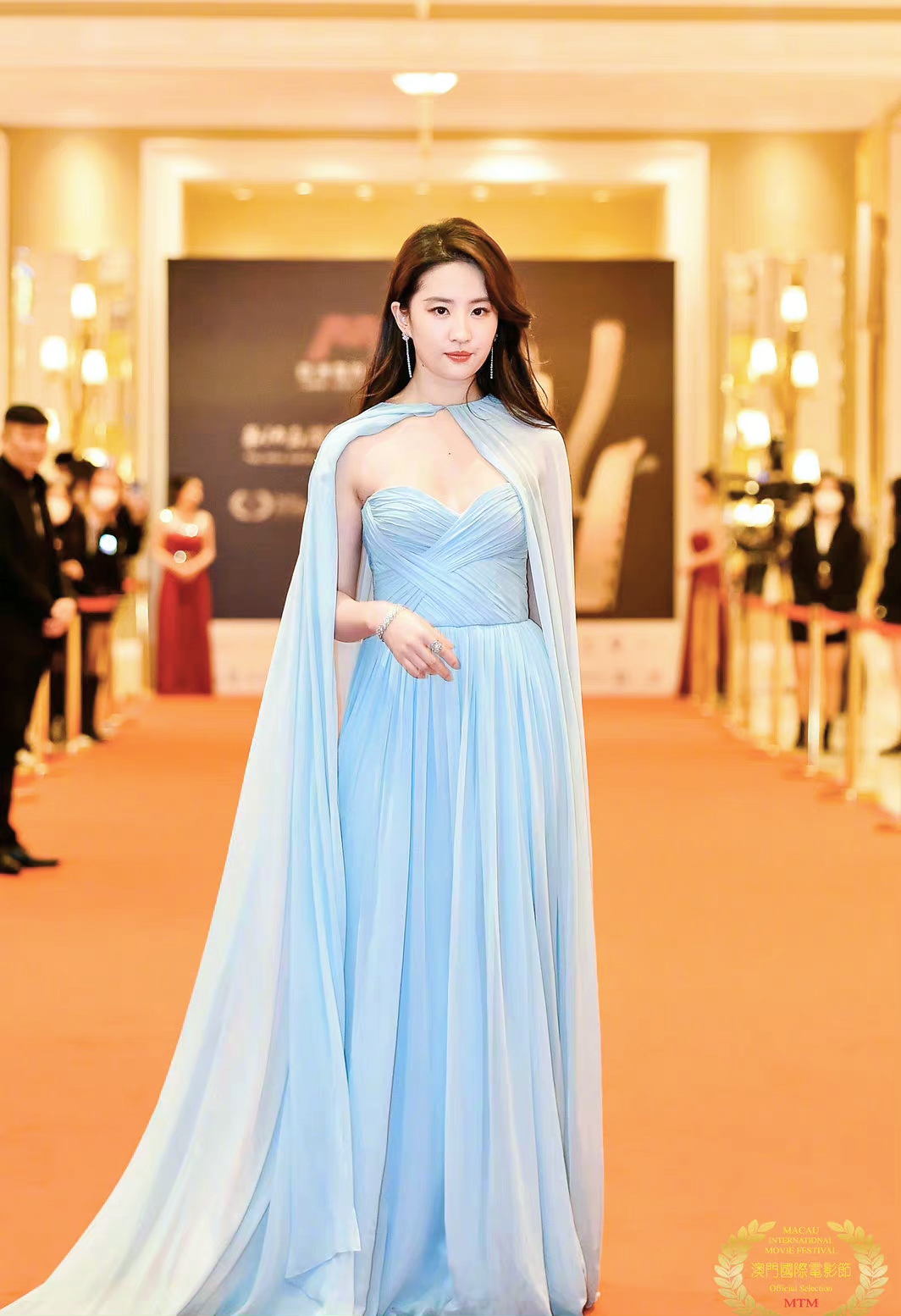刘亦菲出席澳门国际电影节,一袭蓝色抹胸纱裙造型好美