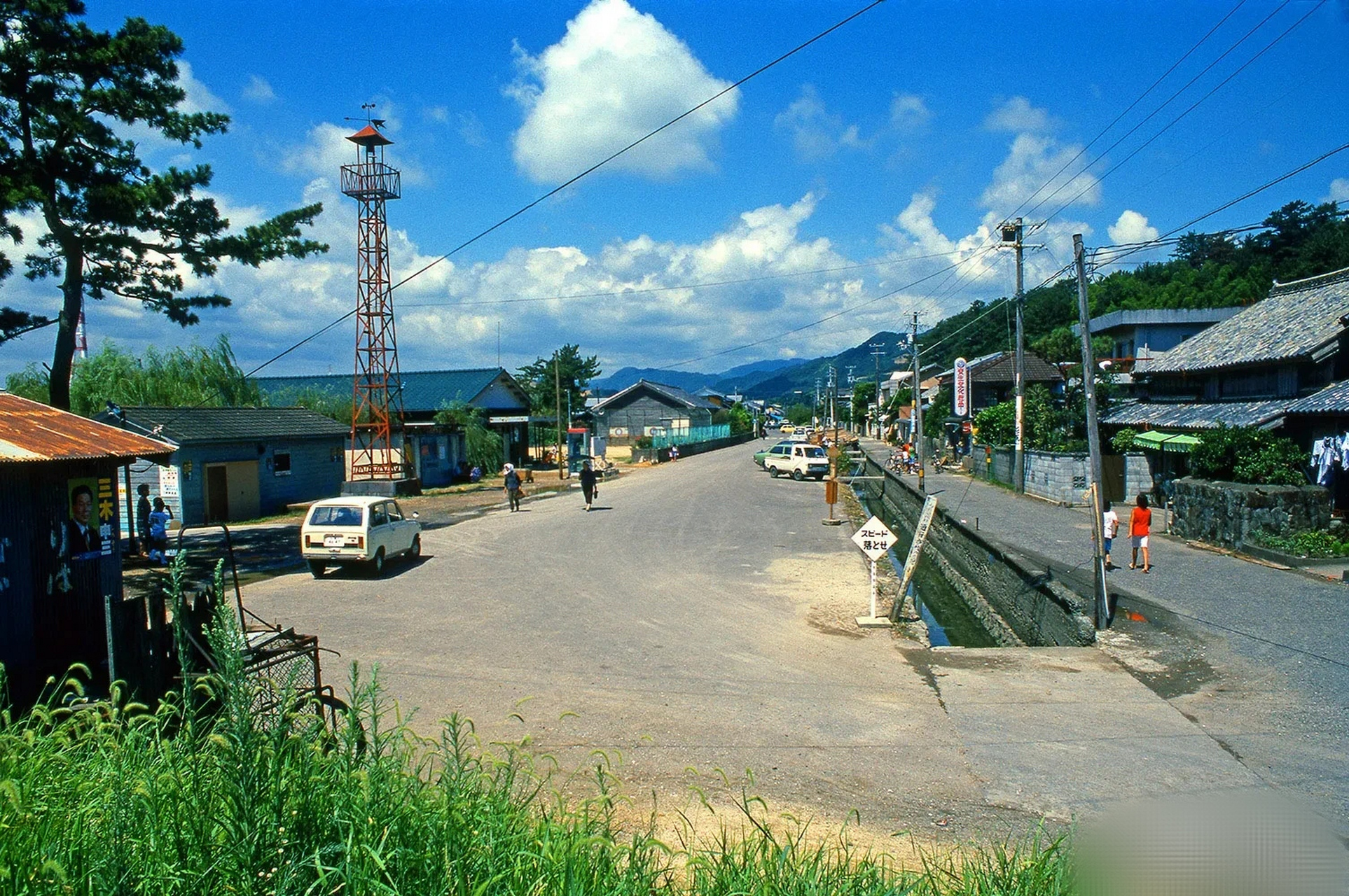 70年代的日本街头,虽然没有现在这么发达,但感觉朝气蓬勃,像极了我们