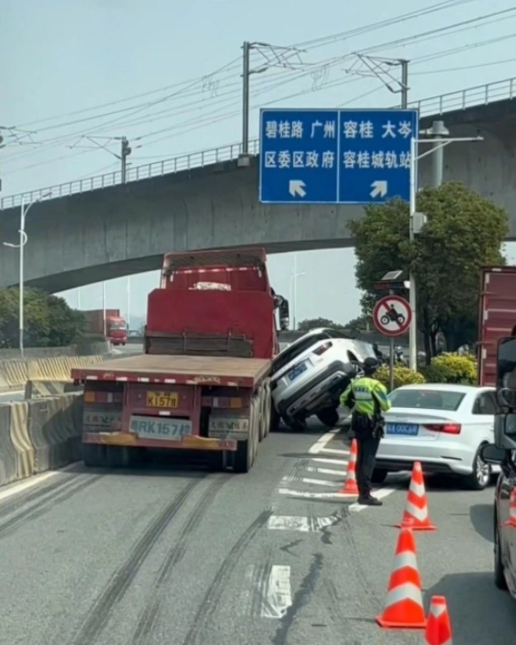 看看剎車痕跡,大車真的盡力了.