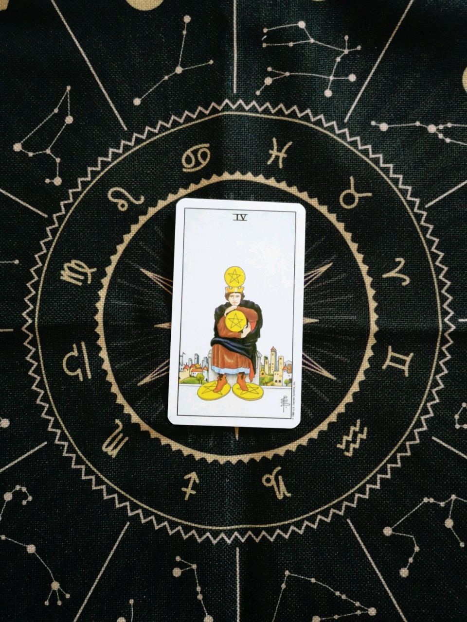 塔罗教学#  教你一个塔罗知识:星币四,从图案分解牌意  基础的牌意