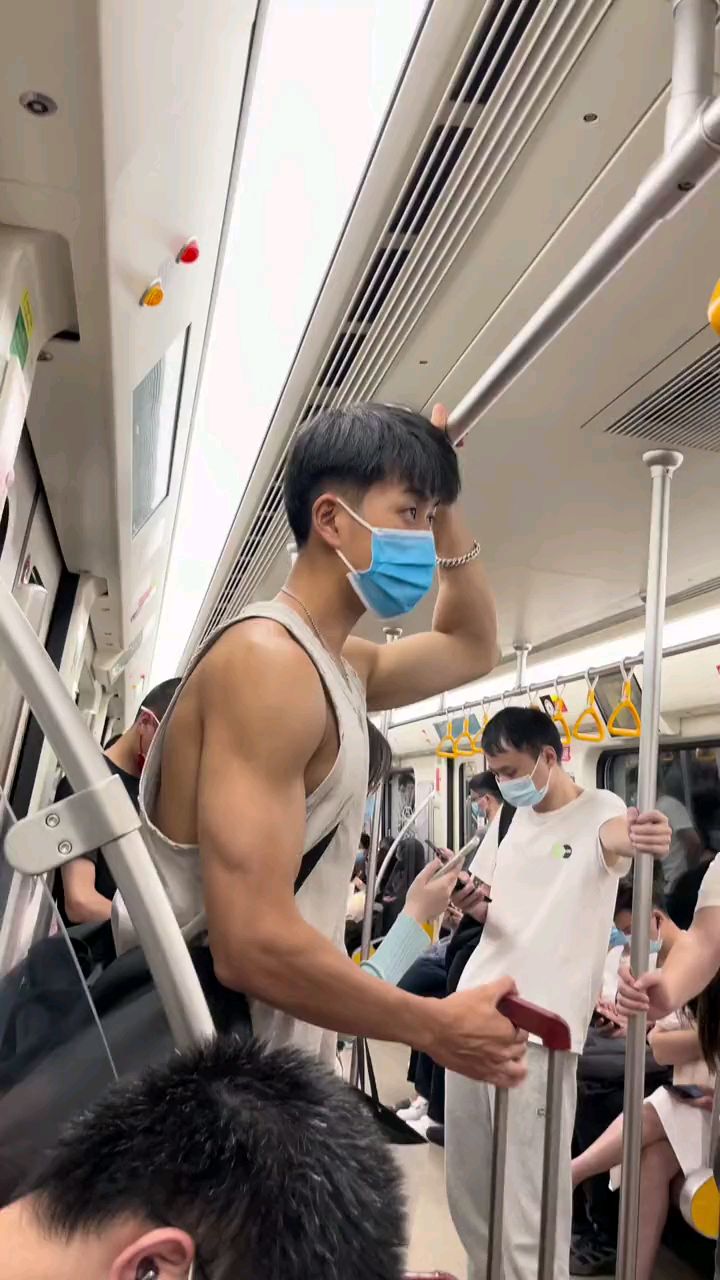 地铁上总能遇到这样的猛男帅哥,青春阳光身材好棒!
